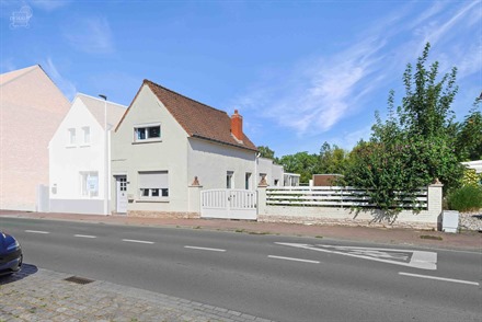 Mooi, grotendeels gelijkvloers huis met drie gevels, garage en zijtoegang, gelegen op een perceel van ongeveer 1.415 m², waarvan een deel nog bebouwb...
