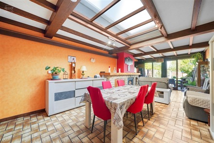 Grande maison mitoyenne d'env. 155m² avec jardin, double garage et jusqu'à 6 chambres aménageables !
Ce bien offre un beau potentiel : env. 95m² ...