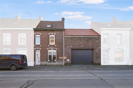 Maison de ville avec vaste garage attenant se composant au rez-de-chaussée d'un hall d'entrée desservant un spacieux espace de vie ouvert sur une lu...