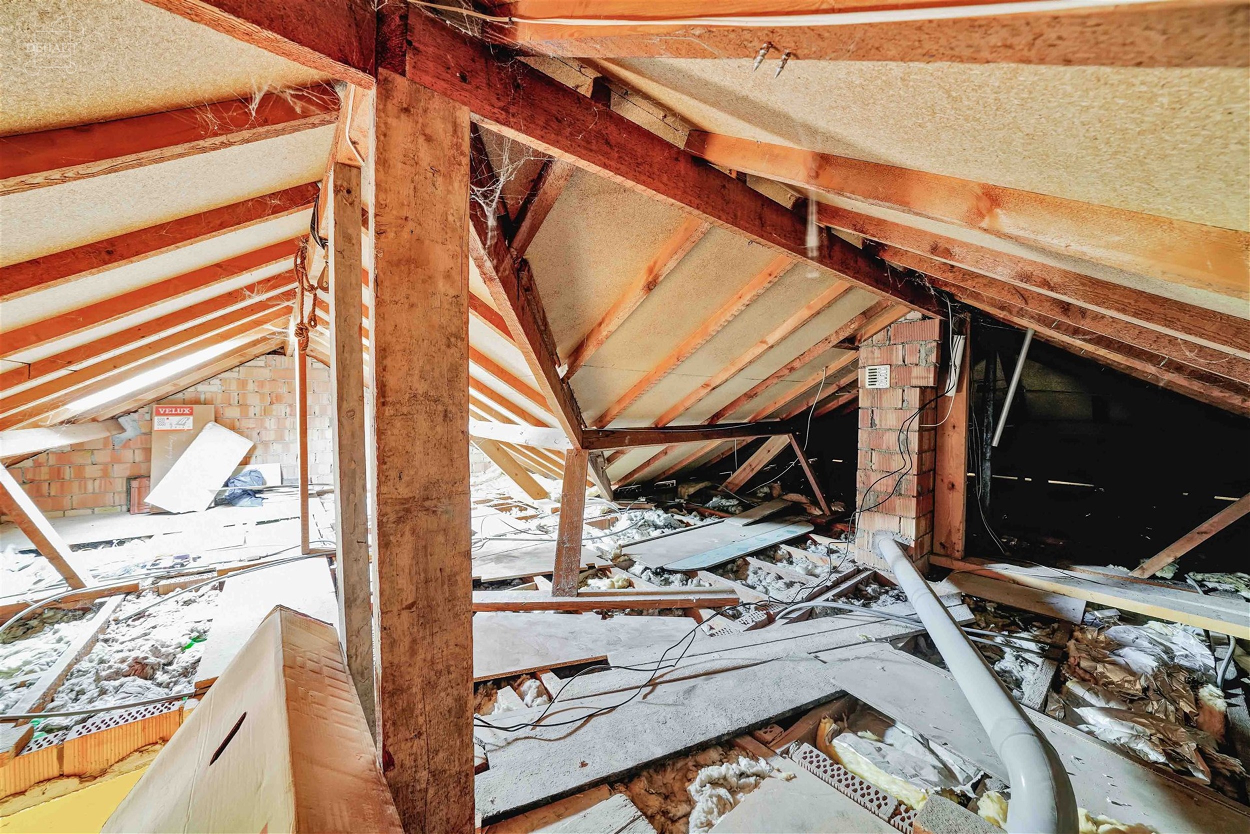 Aantrekkelijk gelijkvloers huis met 3 gevels, volledig uitgegraven met grote garage. Entree, hal die leidt naar een lichte woonkamer met open keuken, ...
