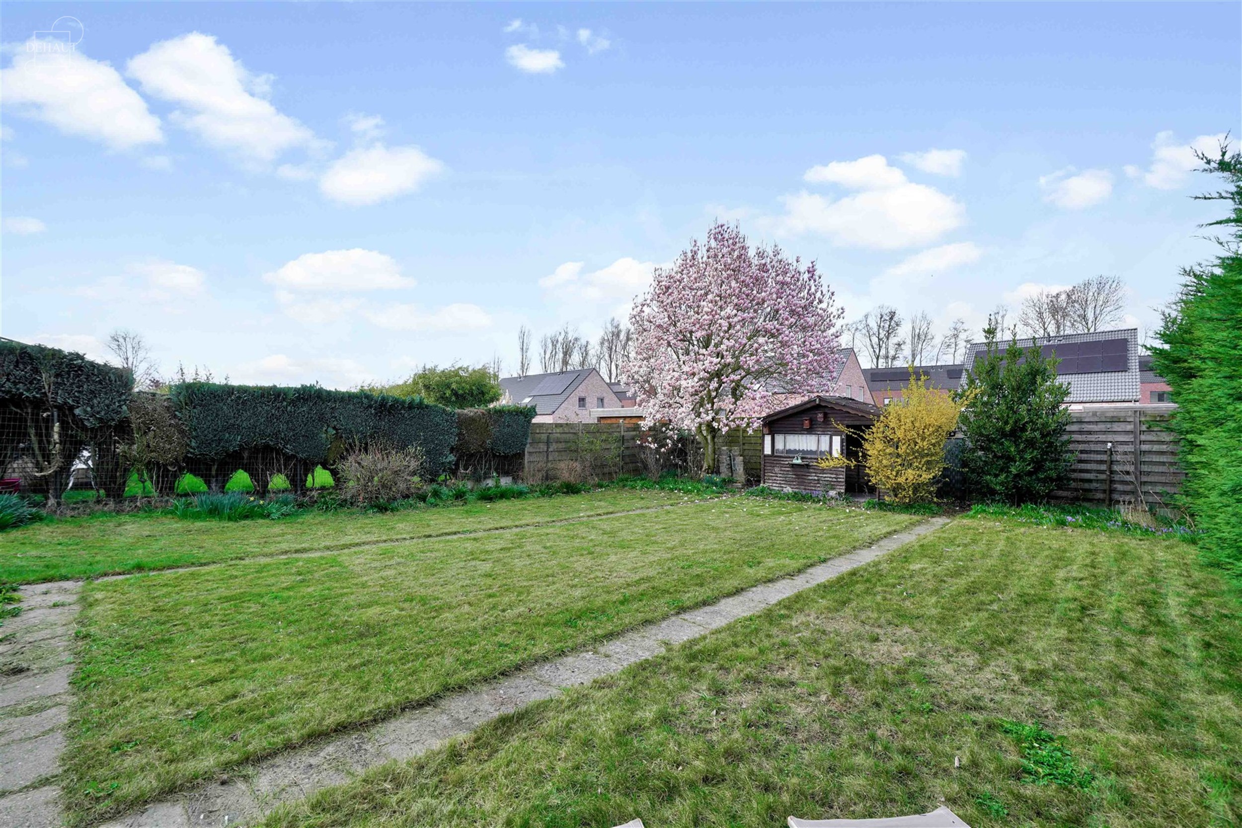 Aantrekkelijk gelijkvloers huis met 3 gevels, volledig uitgegraven met grote garage. Entree, hal die leidt naar een lichte woonkamer met open keuken, ...