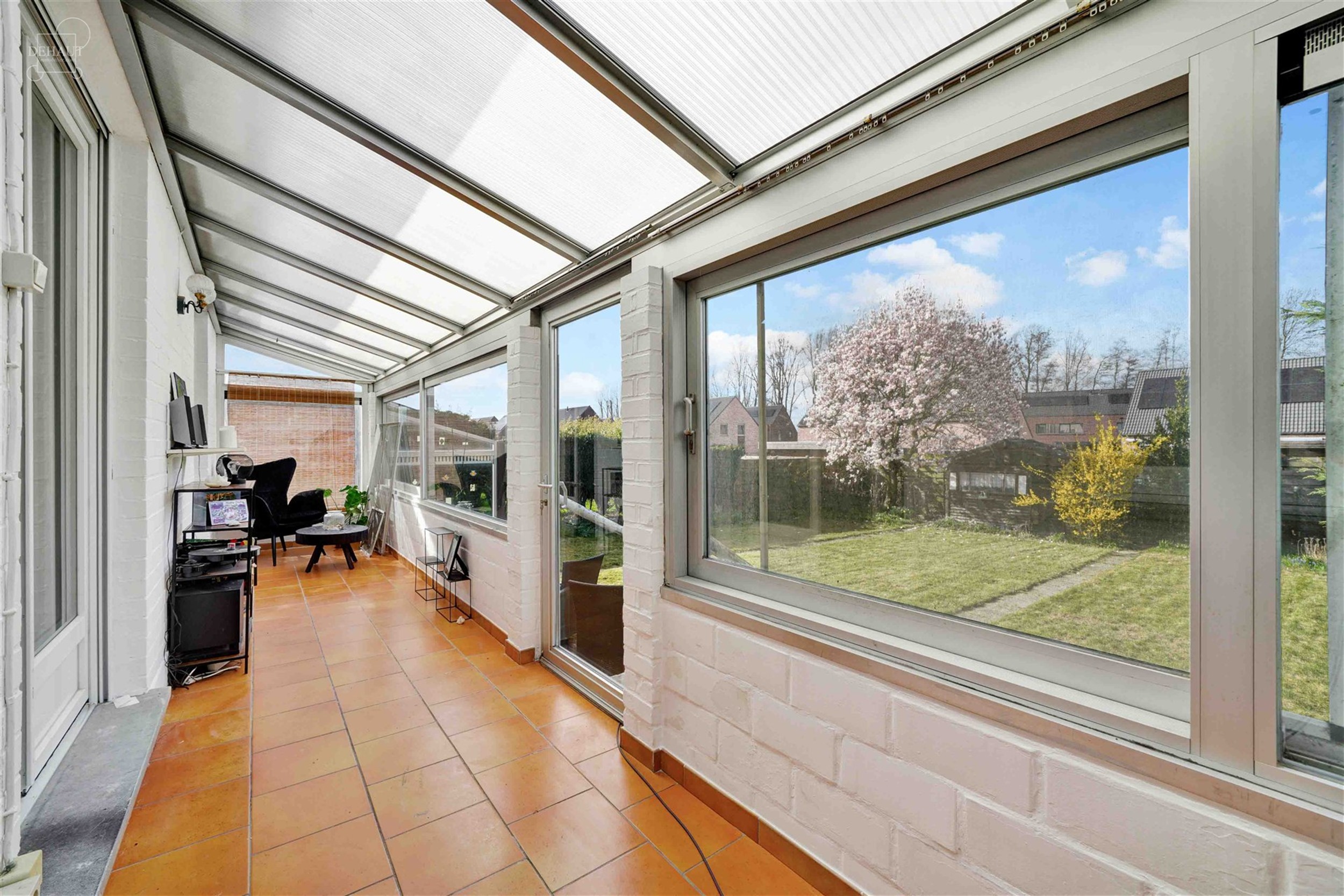 Aantrekkelijk gelijkvloers huis met 3 gevels, volledig uitgegraven met grote garage. Entree, hal die leidt naar een lichte woonkamer met open keuken, ...