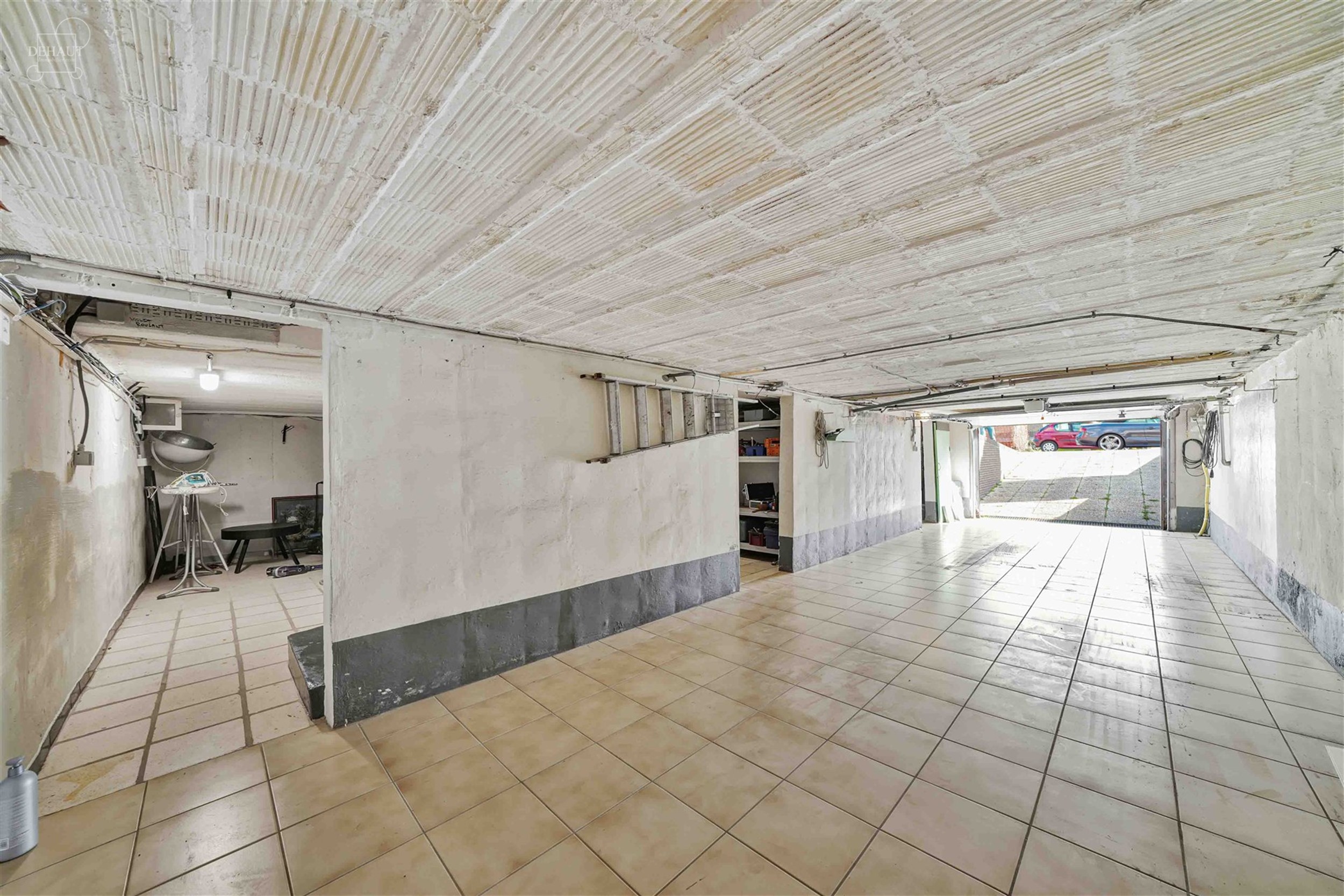 Aantrekkelijk gelijkvloers huis met 3 gevels, volledig uitgegraven met grote garage. Entree, hal die leidt naar een lichte woonkamer met open keuken, ...