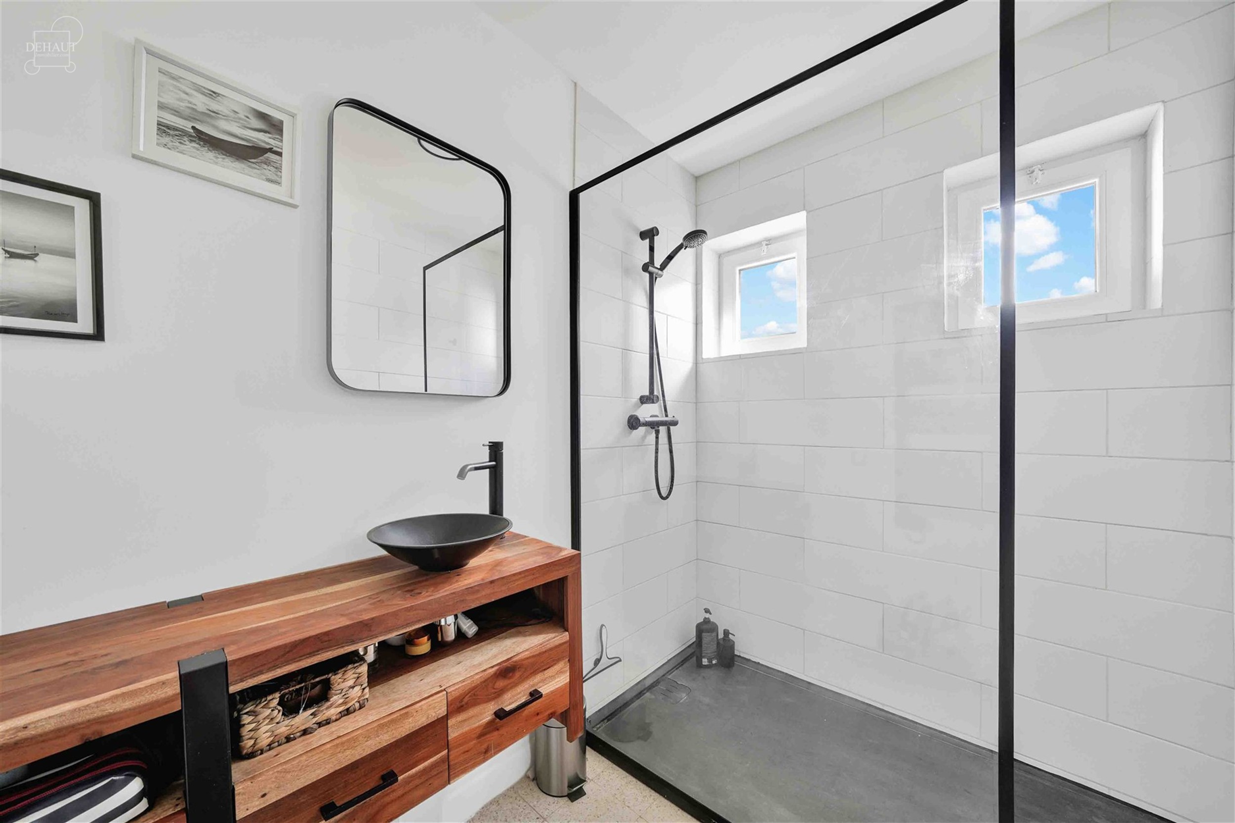Aantrekkelijk gelijkvloers huis met 3 gevels, volledig uitgegraven met grote garage. Entree, hal die leidt naar een lichte woonkamer met open keuken, ...