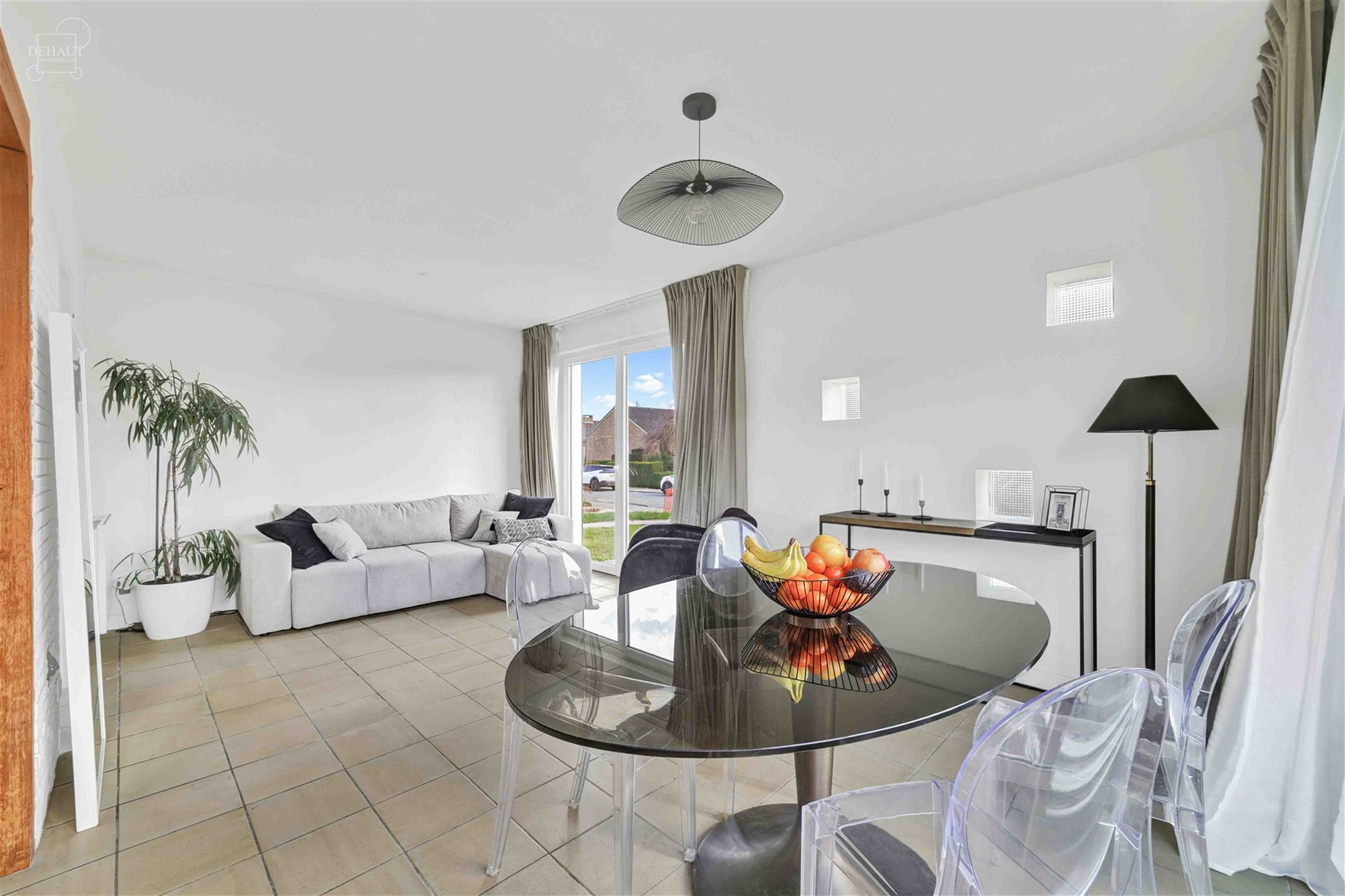 Aantrekkelijk gelijkvloers huis met 3 gevels, volledig uitgegraven met grote garage. Entree, hal die leidt naar een lichte woonkamer met open keuken, ...