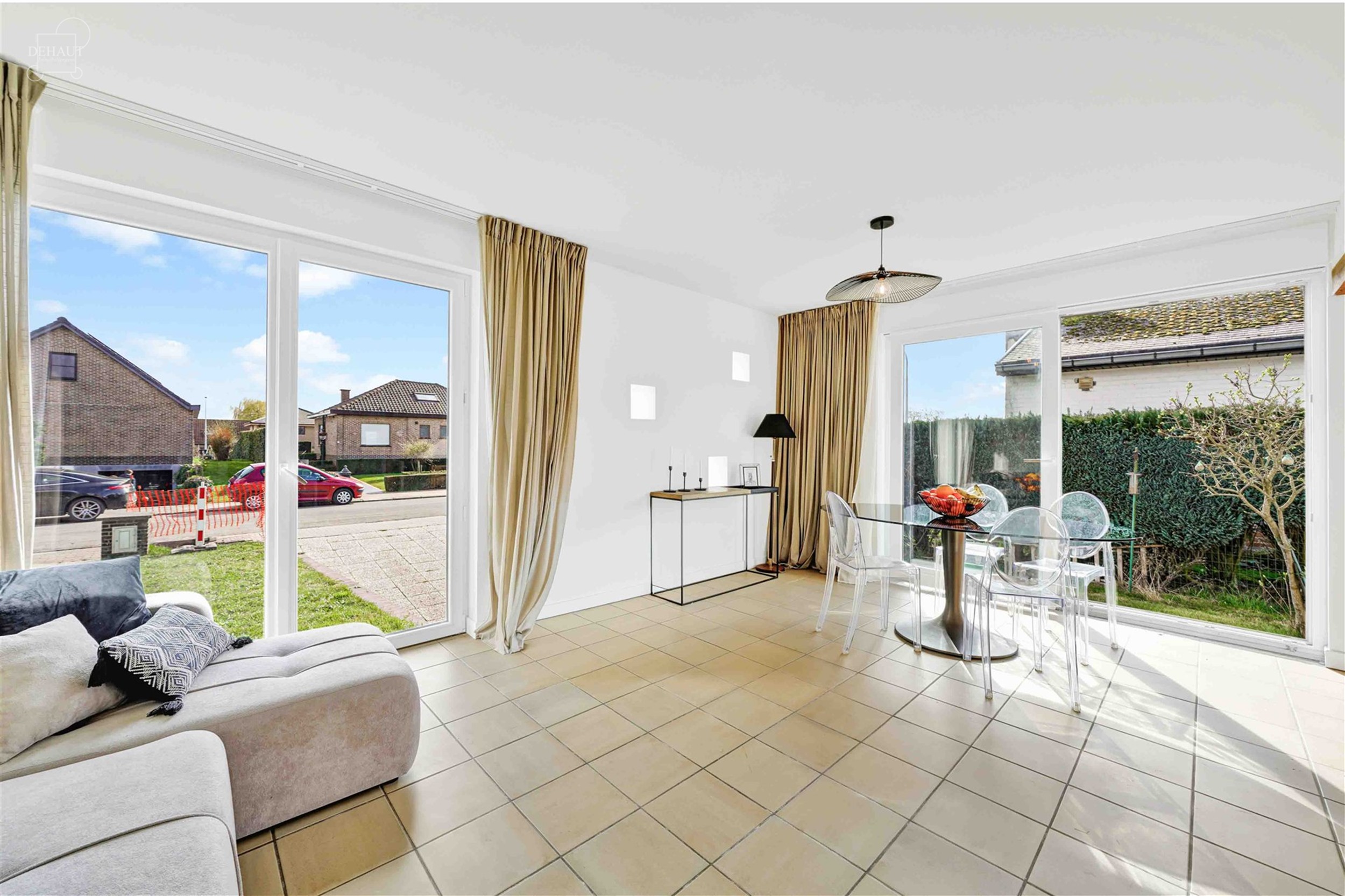 Aantrekkelijk gelijkvloers huis met 3 gevels, volledig uitgegraven met grote garage. Entree, hal die leidt naar een lichte woonkamer met open keuken, ...