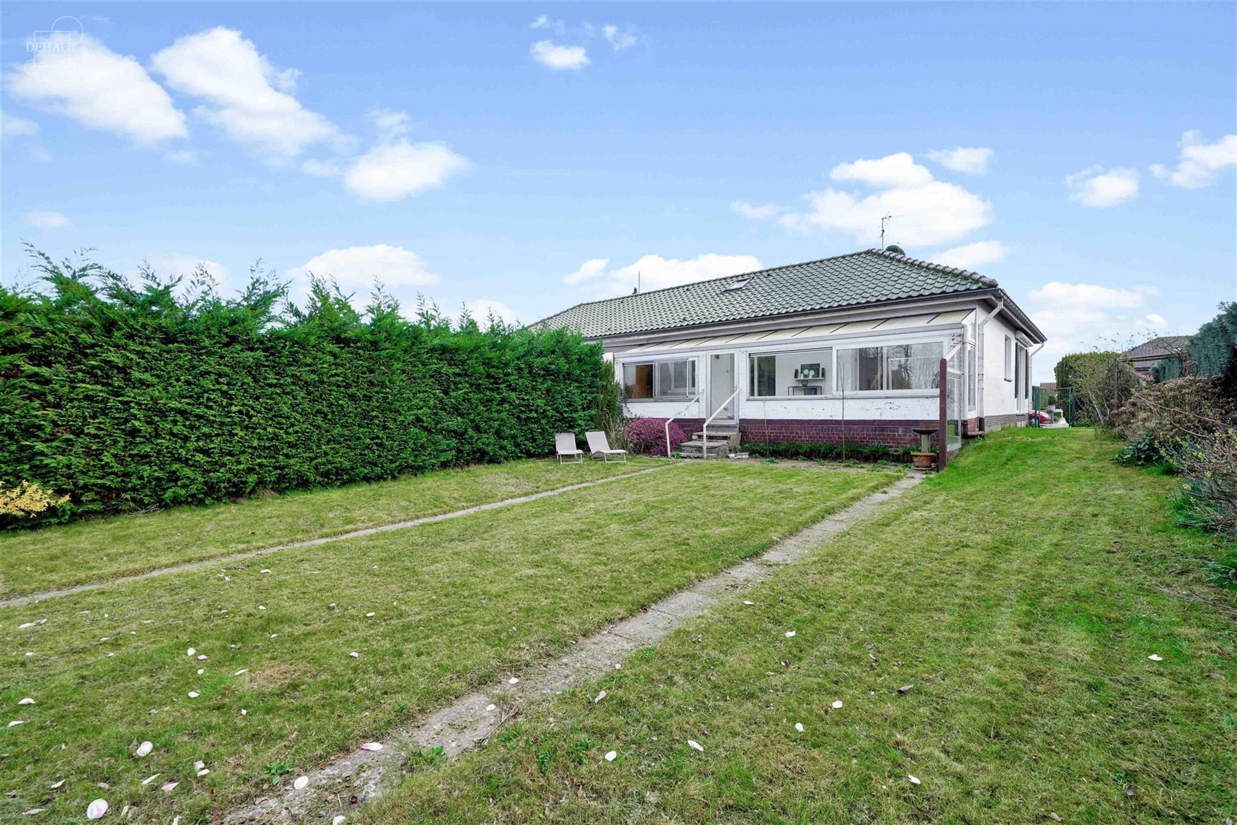 Aantrekkelijk gelijkvloers huis met 3 gevels, volledig uitgegraven met grote garage. Entree, hal die leidt naar een lichte woonkamer met open keuken, ...