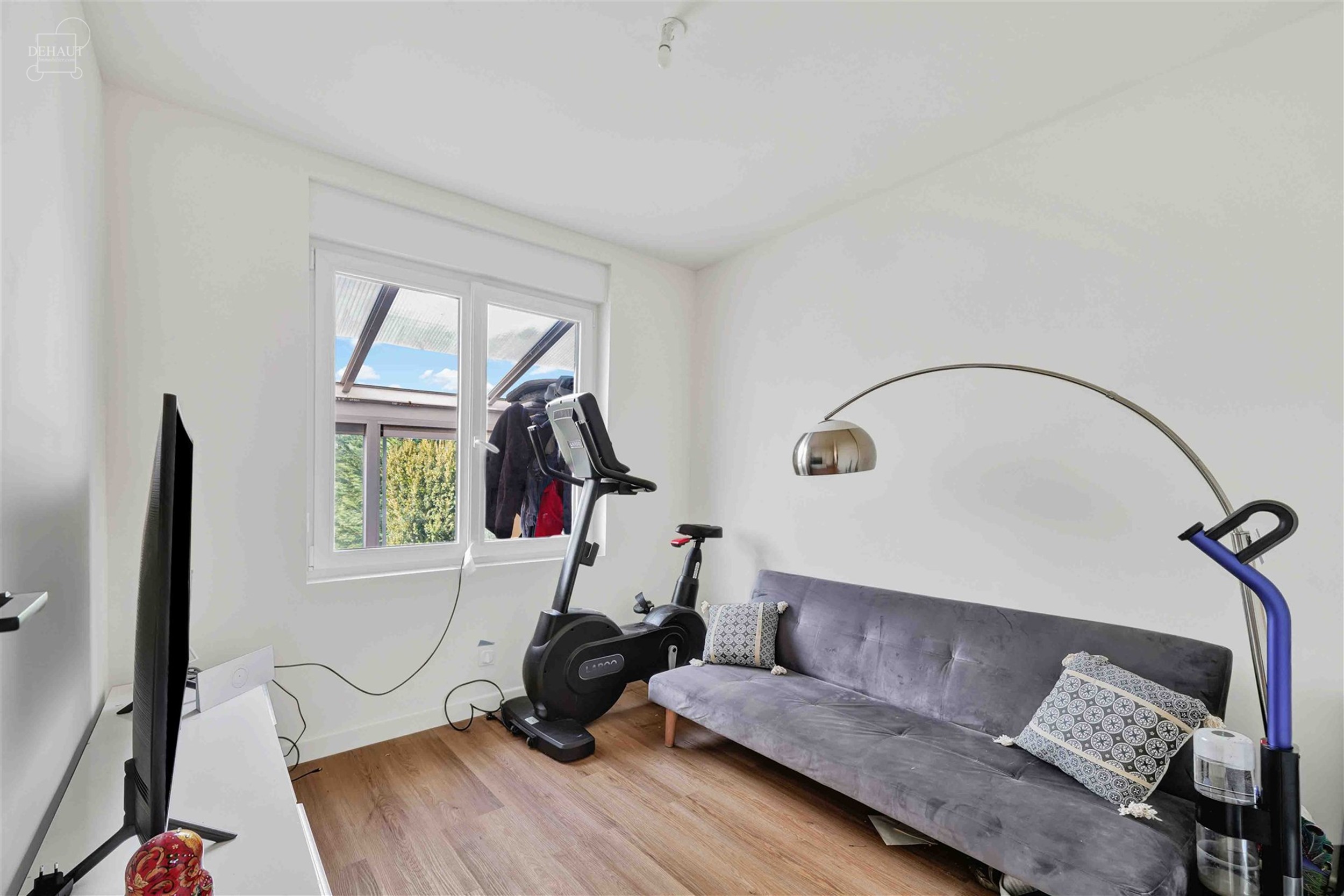 Aantrekkelijk gelijkvloers huis met 3 gevels, volledig uitgegraven met grote garage. Entree, hal die leidt naar een lichte woonkamer met open keuken, ...