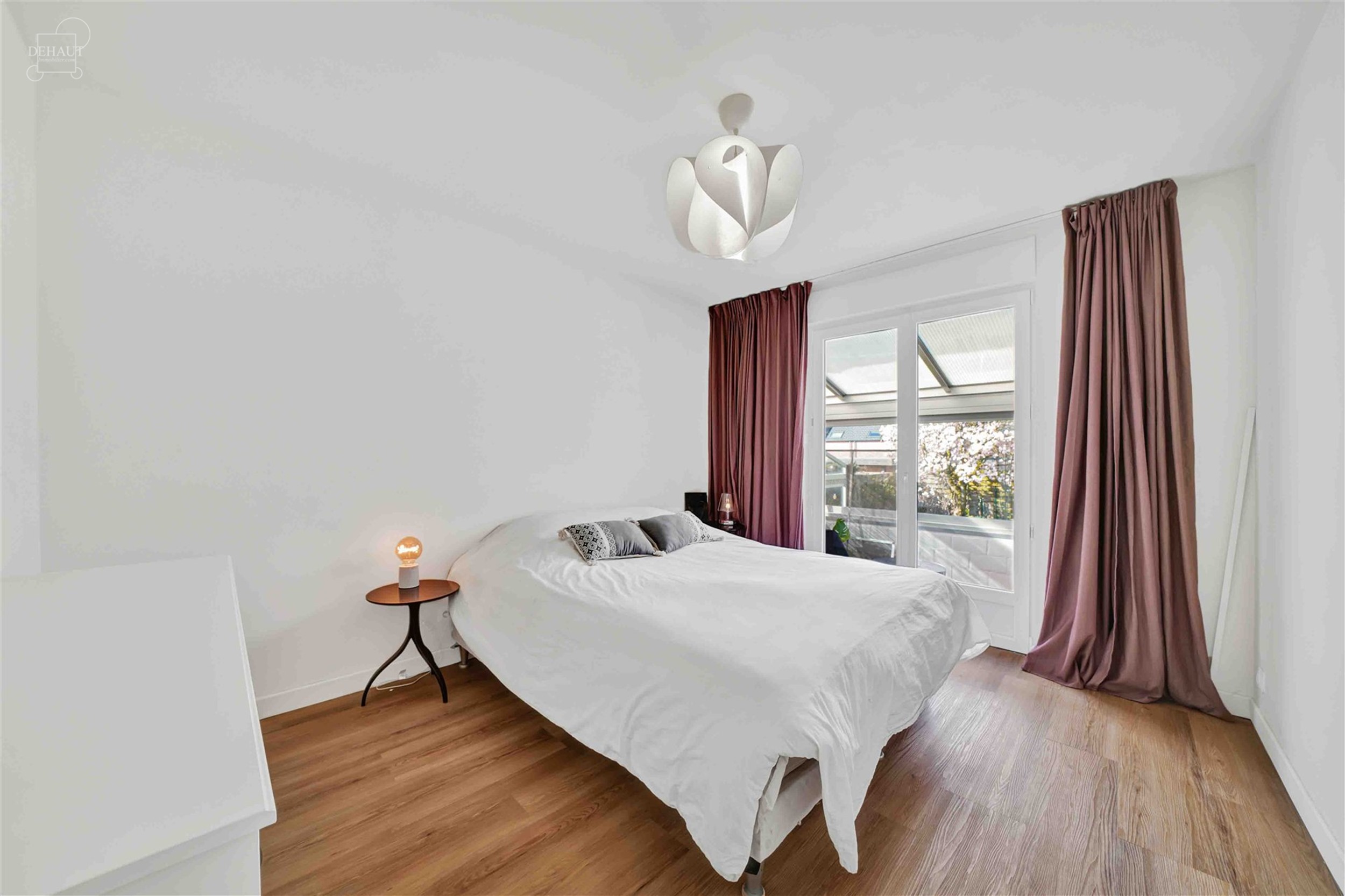 Aantrekkelijk gelijkvloers huis met 3 gevels, volledig uitgegraven met grote garage. Entree, hal die leidt naar een lichte woonkamer met open keuken, ...