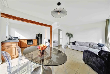 Aantrekkelijk gelijkvloers huis met 3 gevels, volledig uitgegraven met grote garage. Entree, hal die leidt naar een lichte woonkamer met open keuken, ...