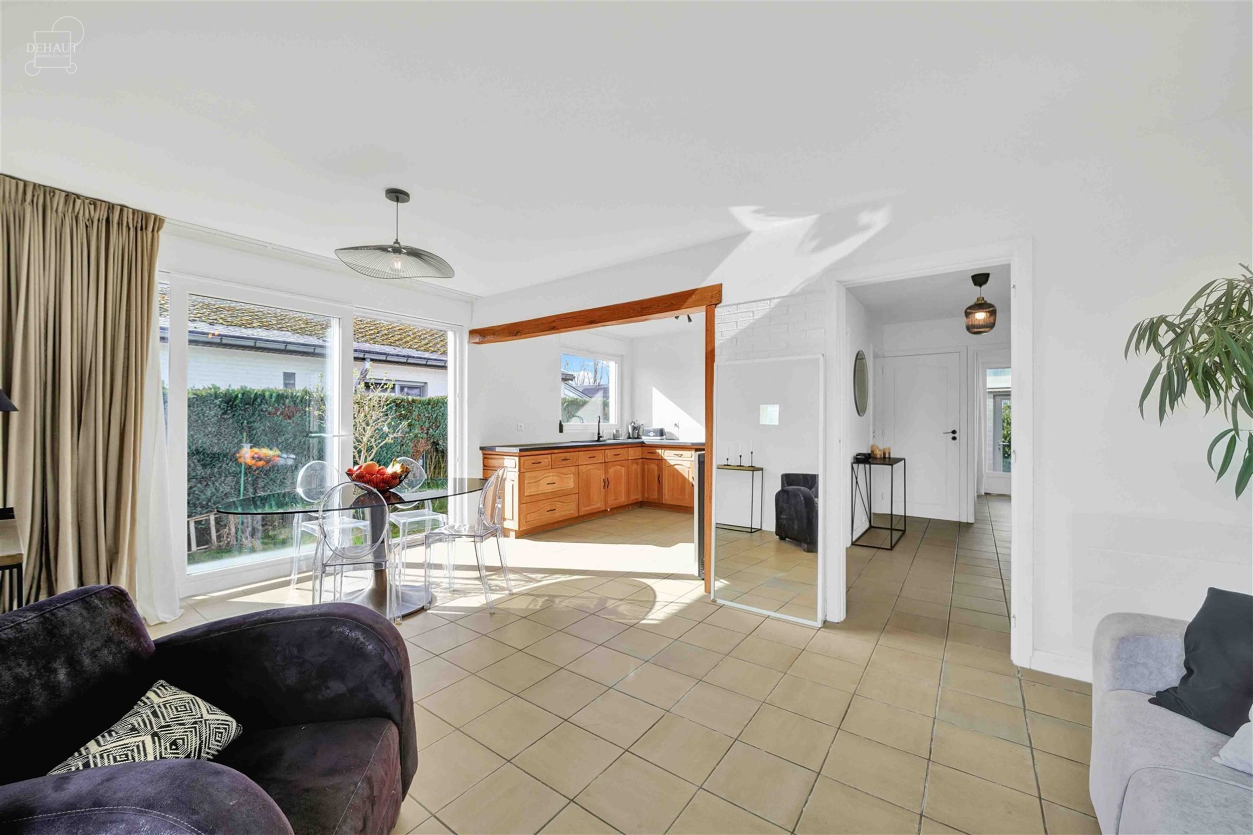 Aantrekkelijk gelijkvloers huis met 3 gevels, volledig uitgegraven met grote garage. Entree, hal die leidt naar een lichte woonkamer met open keuken, ...