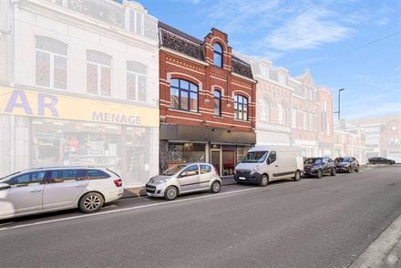 Immeuble mixte rénové idéalement situé en centre-ville de COMINES comprenant une partie commerce d'env. 104m² et une partie habitation d'env. 121...