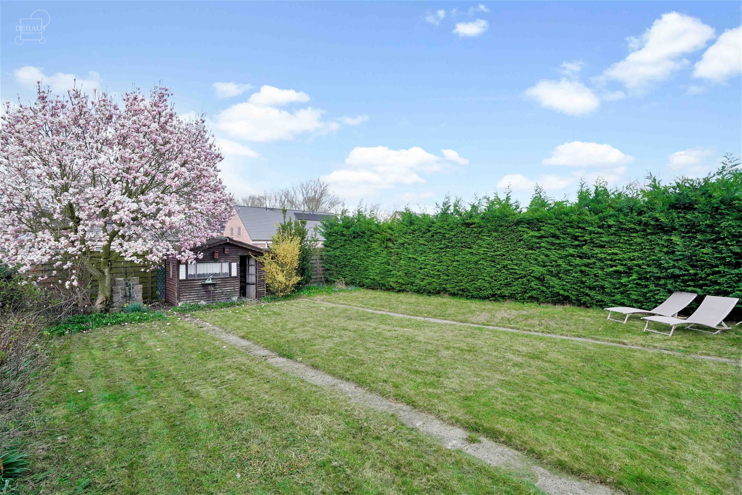 Aantrekkelijk gelijkvloers huis met 3 gevels, volledig uitgegraven met grote garage. Entree, hal die leidt naar een lichte woonkamer met open keuken, ...