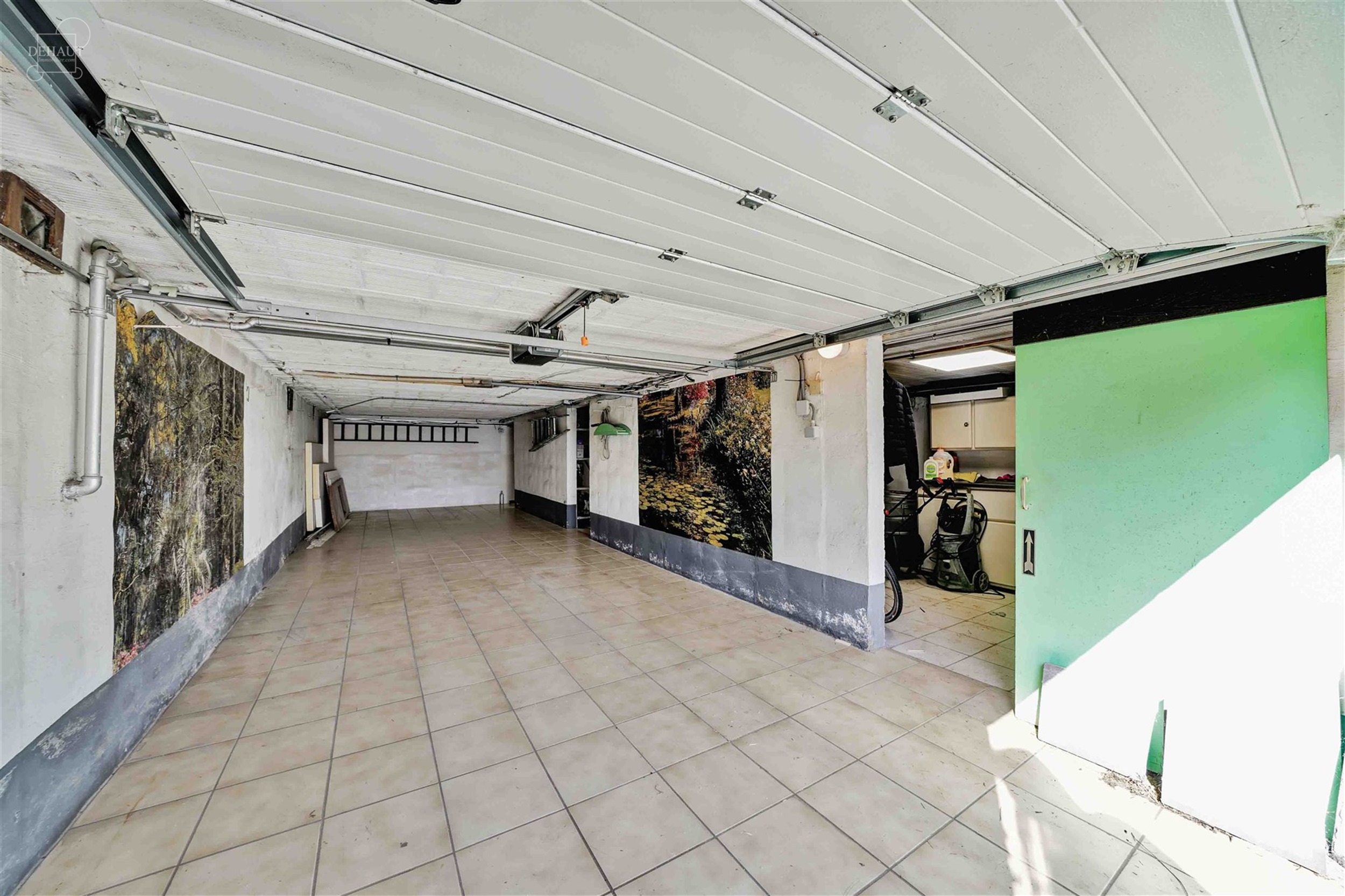Aantrekkelijk gelijkvloers huis met 3 gevels, volledig uitgegraven met grote garage. Entree, hal die leidt naar een lichte woonkamer met open keuken, ...