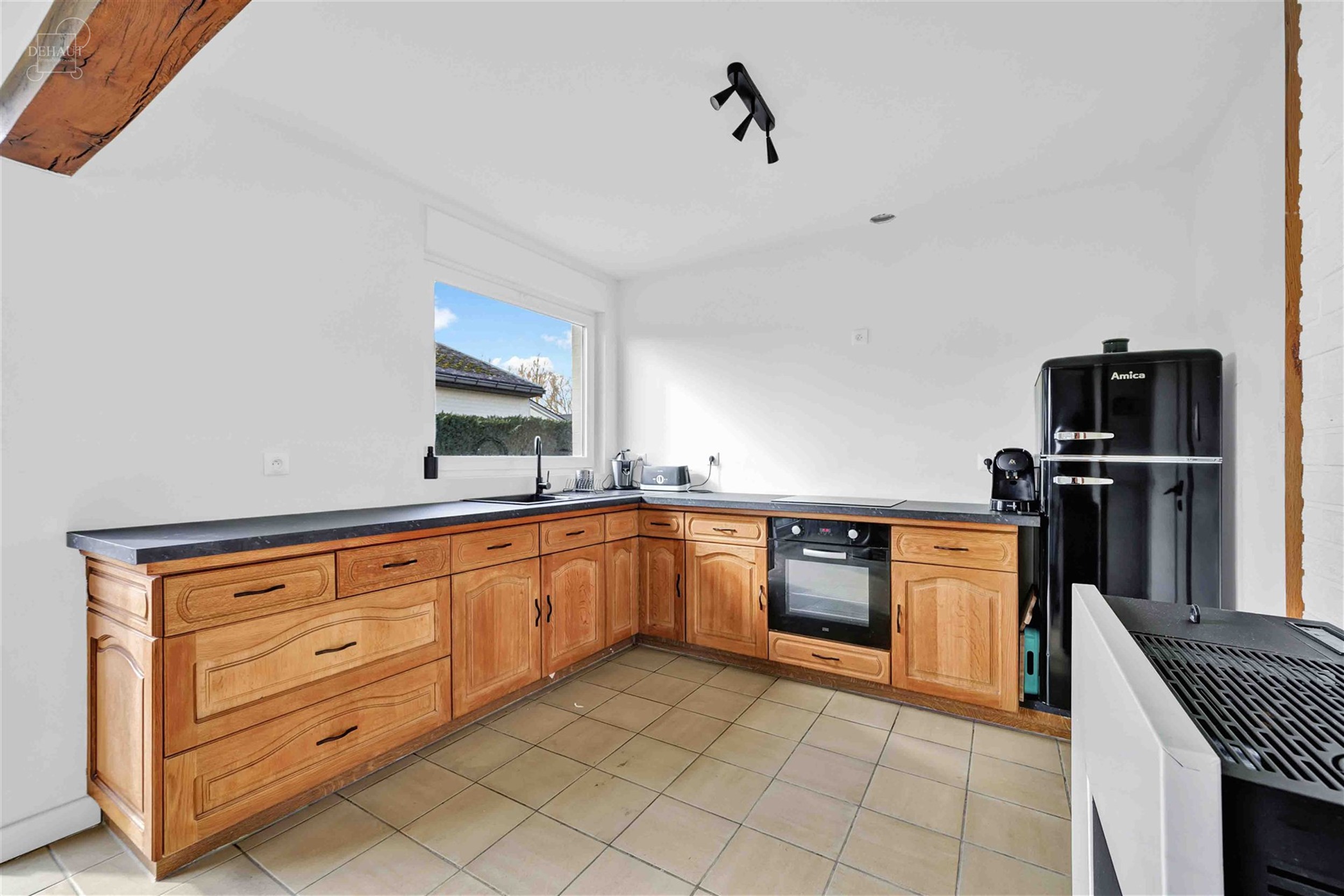 Aantrekkelijk gelijkvloers huis met 3 gevels, volledig uitgegraven met grote garage. Entree, hal die leidt naar een lichte woonkamer met open keuken, ...