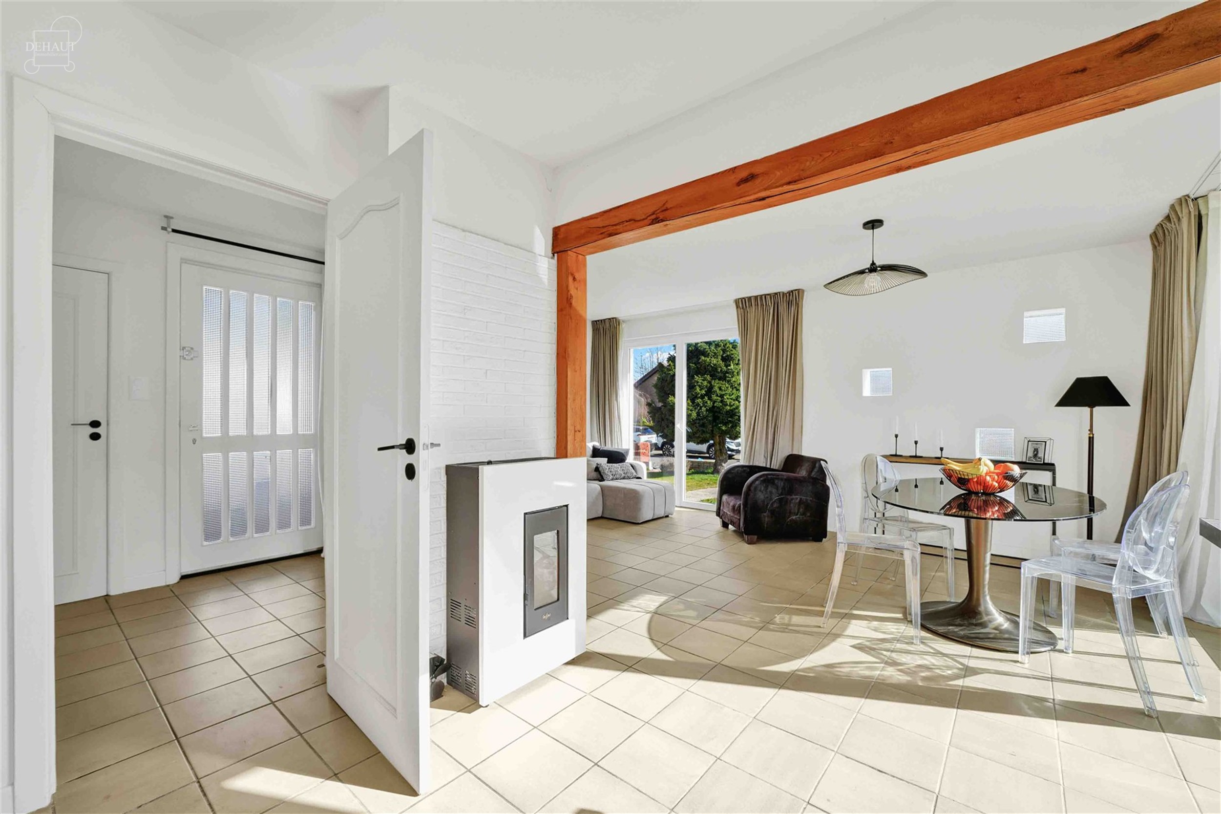 Aantrekkelijk gelijkvloers huis met 3 gevels, volledig uitgegraven met grote garage. Entree, hal die leidt naar een lichte woonkamer met open keuken, ...