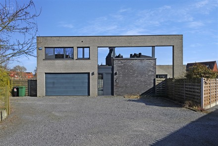 Superbe maison contemporaine individuelle d'env. 240 m² construite en 2008 et idéalement située dans une rue calme.
Le rez-de-chaussée offre un s...