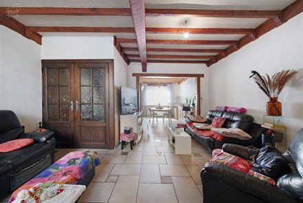 Stadswoning met vrijstaande garage, gunstig gelegen op een steenworp afstand van het stadscentrum. Begane grond: hal die leidt naar een zitkamer, eetk...