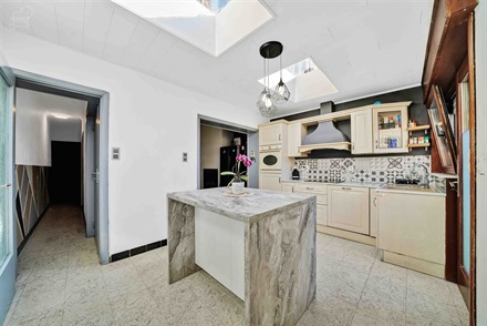 Maison de ville 3 chambres avec possibilité d'une 4ème. Ce bien propose au RDC : un hall d'entrée, un séjour ouvert sur cuisine équipée, une bua...