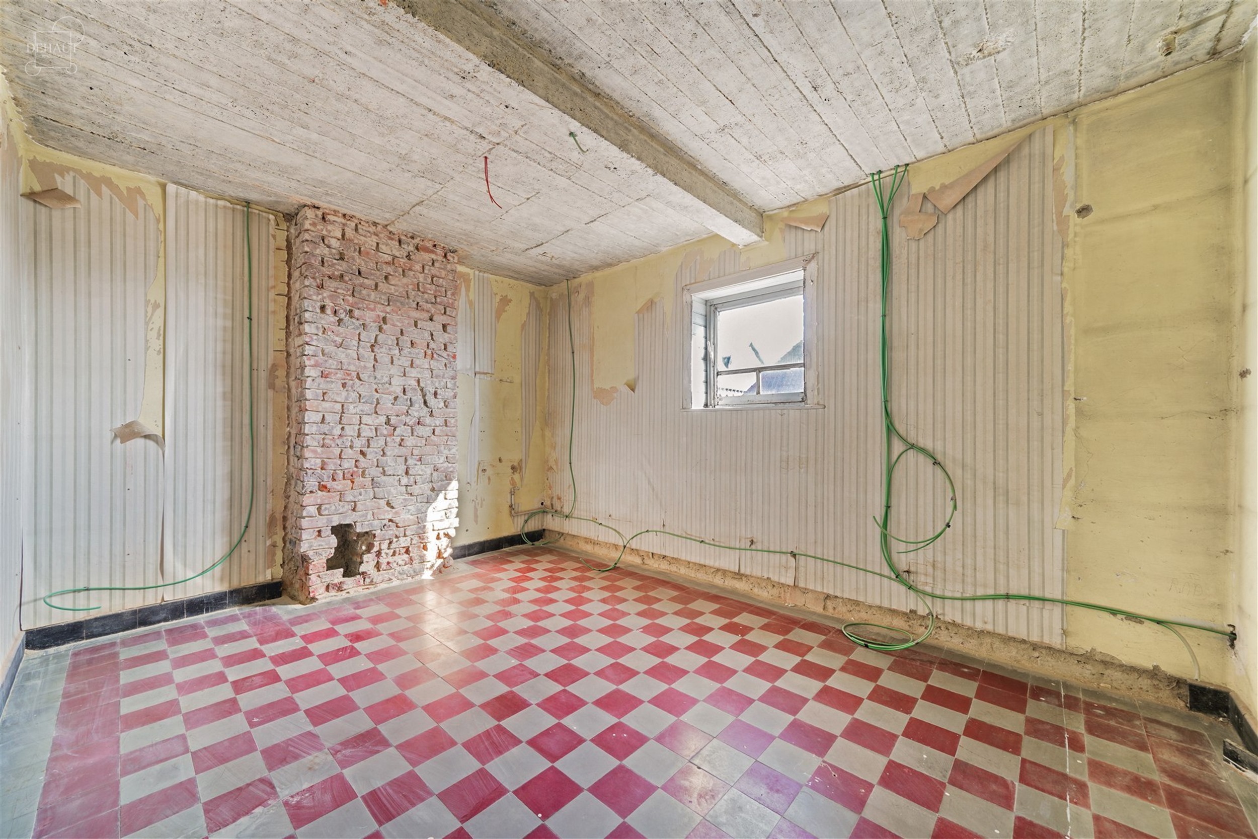 Groot gebouw dat momenteel gerenoveerd wordt voor maximaal 6 gîtes. Hal en trappenhuis ideaal voor het verdelen van accommodatie met betonnen structu...