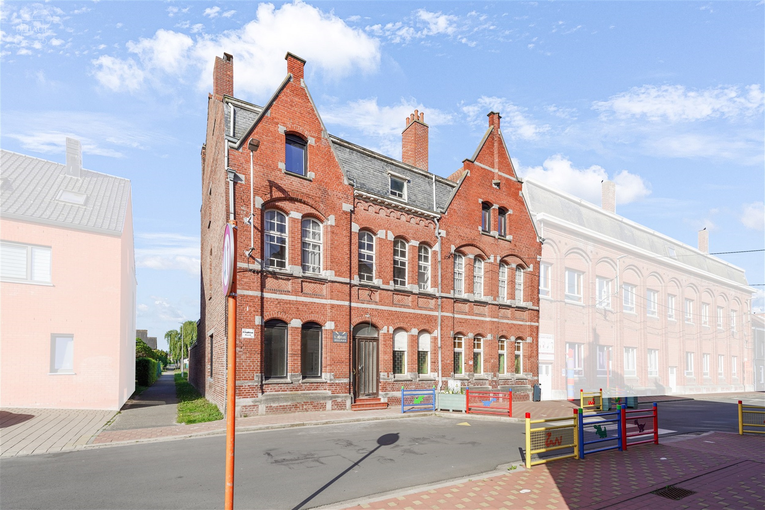 Groot gebouw dat momenteel gerenoveerd wordt voor maximaal 6 gîtes. Hal en trappenhuis ideaal voor het verdelen van accommodatie met betonnen structu...