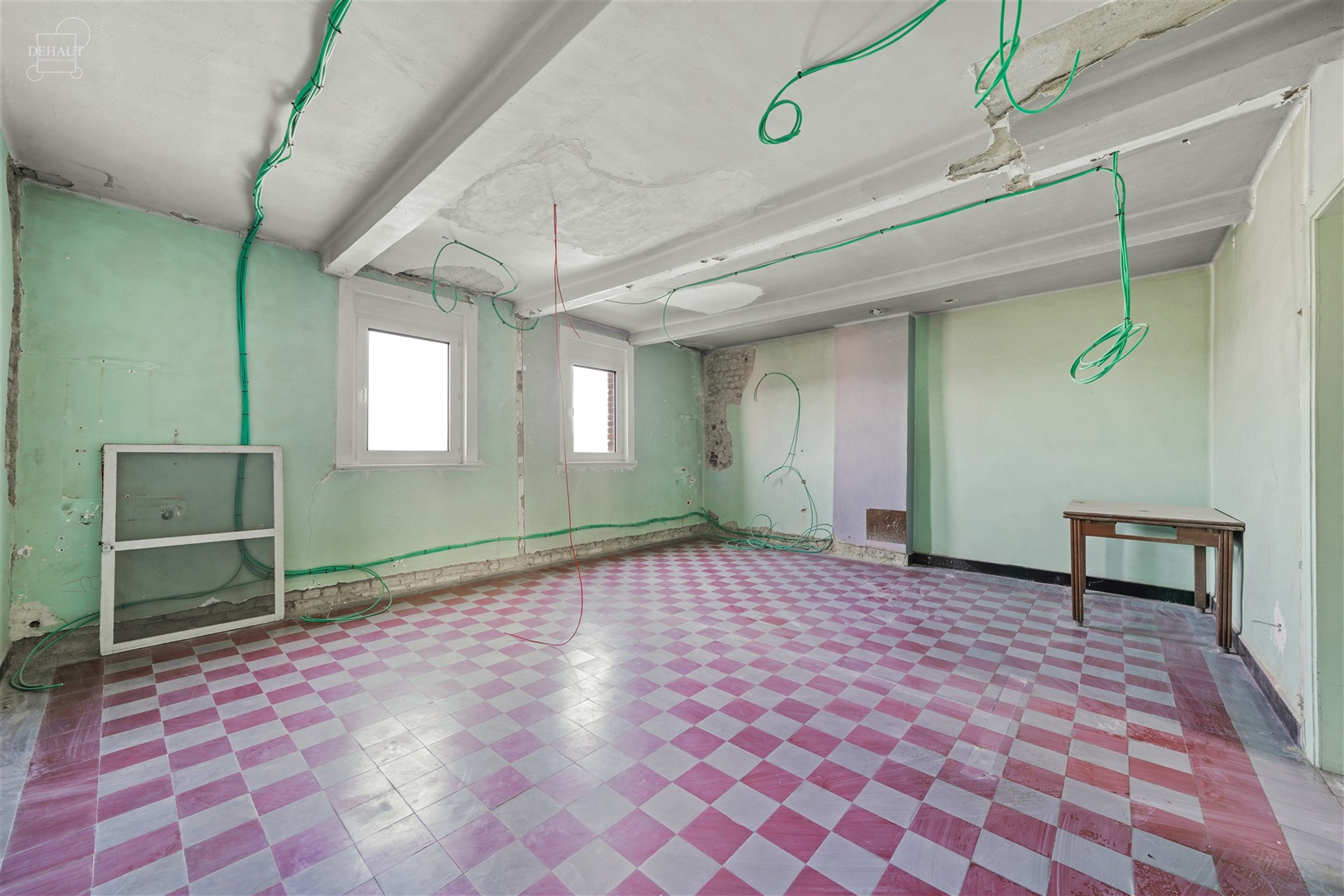 Groot gebouw dat momenteel gerenoveerd wordt voor maximaal 6 gîtes. Hal en trappenhuis ideaal voor het verdelen van accommodatie met betonnen structu...