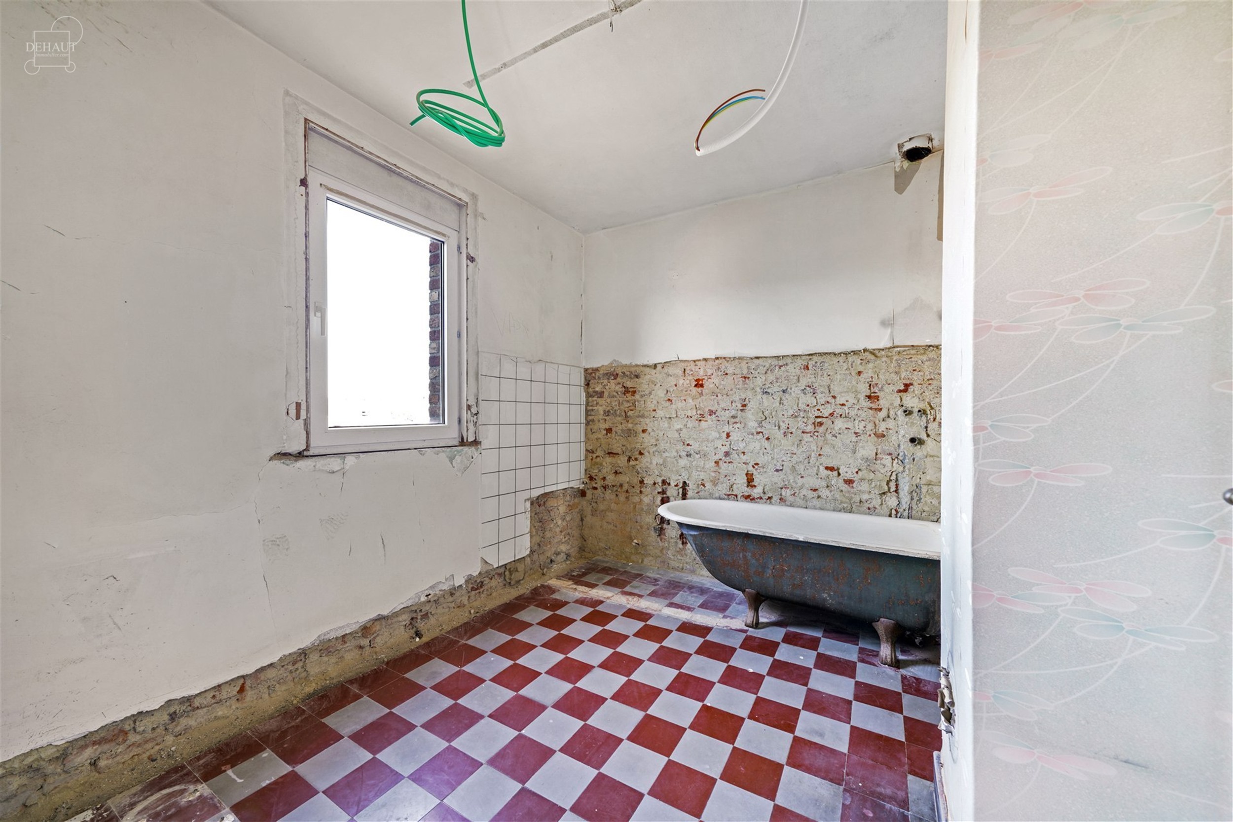 Groot gebouw dat momenteel gerenoveerd wordt voor maximaal 6 gîtes. Hal en trappenhuis ideaal voor het verdelen van accommodatie met betonnen structu...