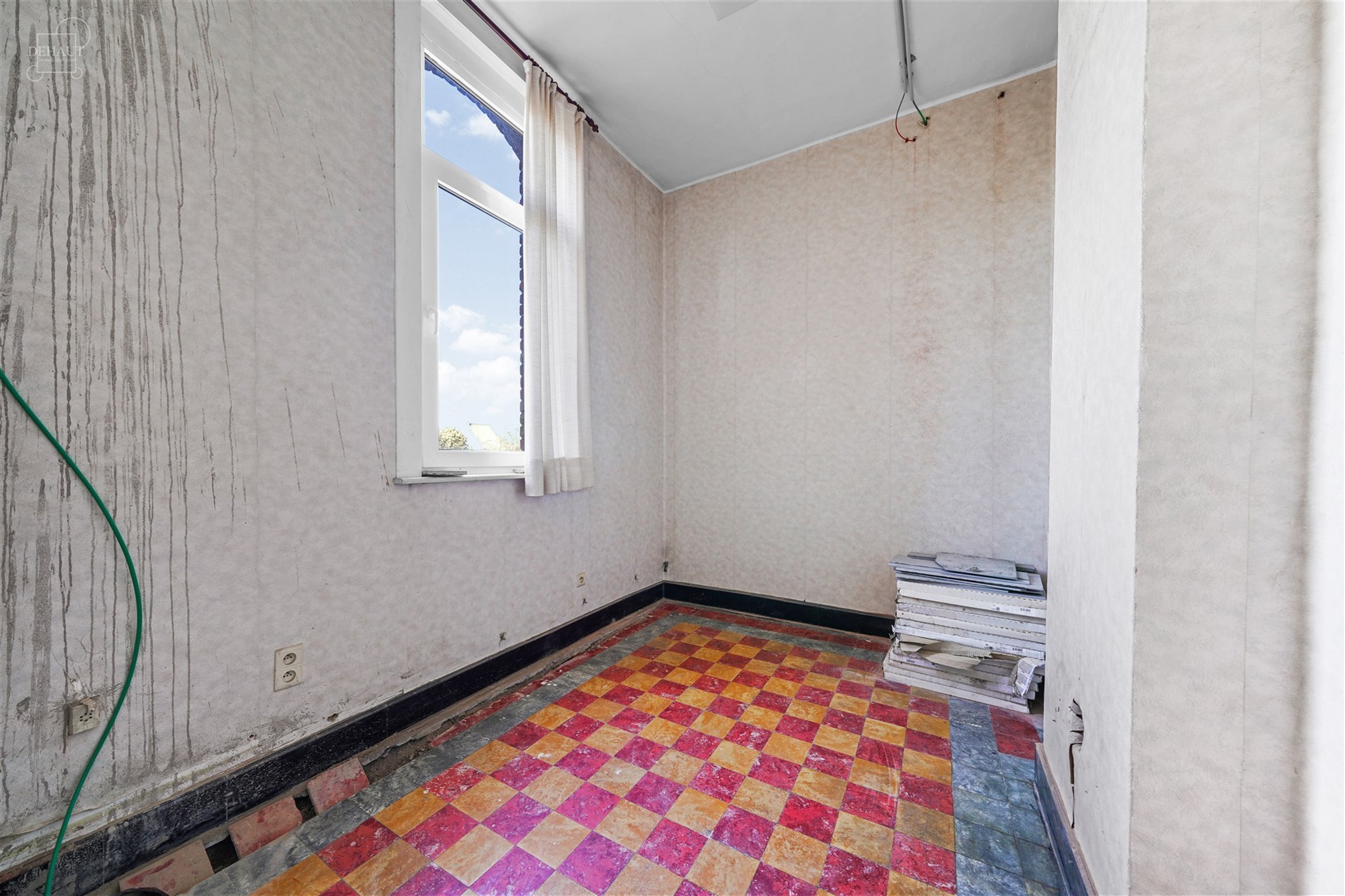 Groot gebouw dat momenteel gerenoveerd wordt voor maximaal 6 gîtes. Hal en trappenhuis ideaal voor het verdelen van accommodatie met betonnen structu...
