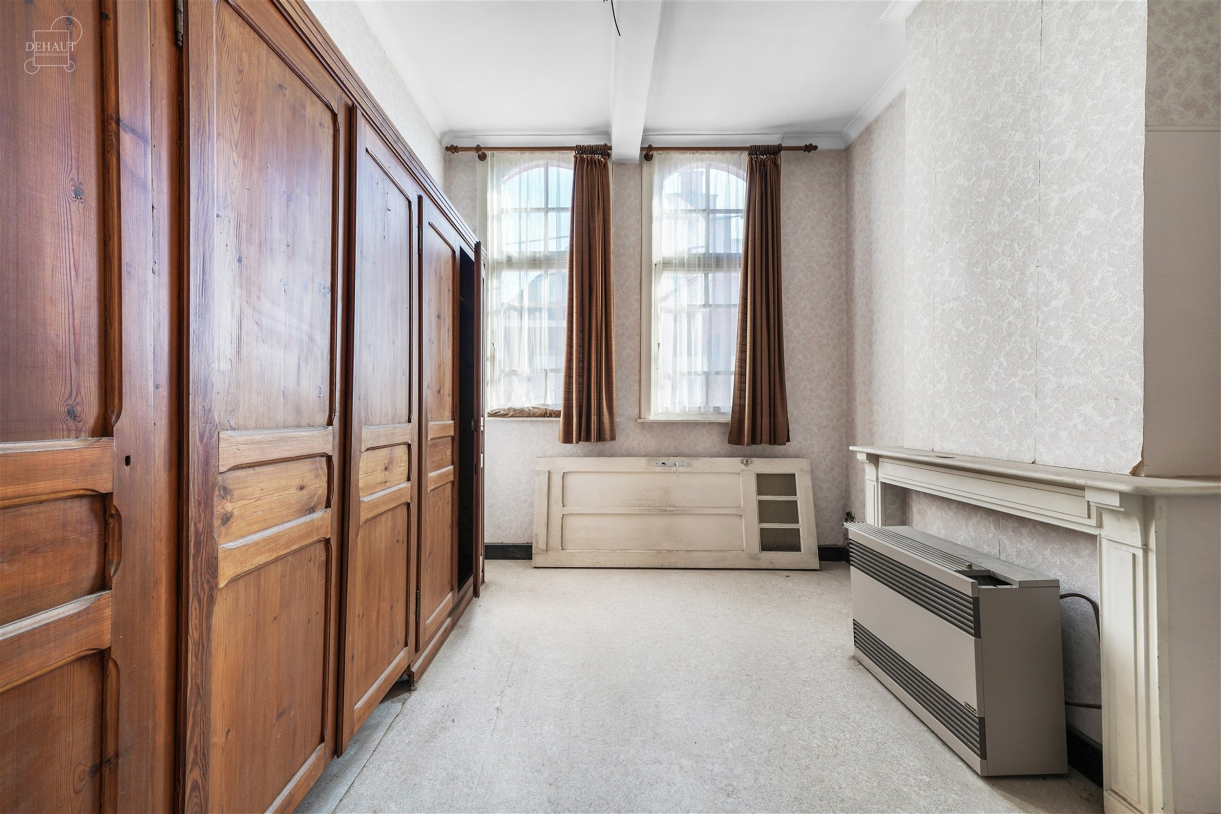 Groot gebouw dat momenteel gerenoveerd wordt voor maximaal 6 gîtes. Hal en trappenhuis ideaal voor het verdelen van accommodatie met betonnen structu...