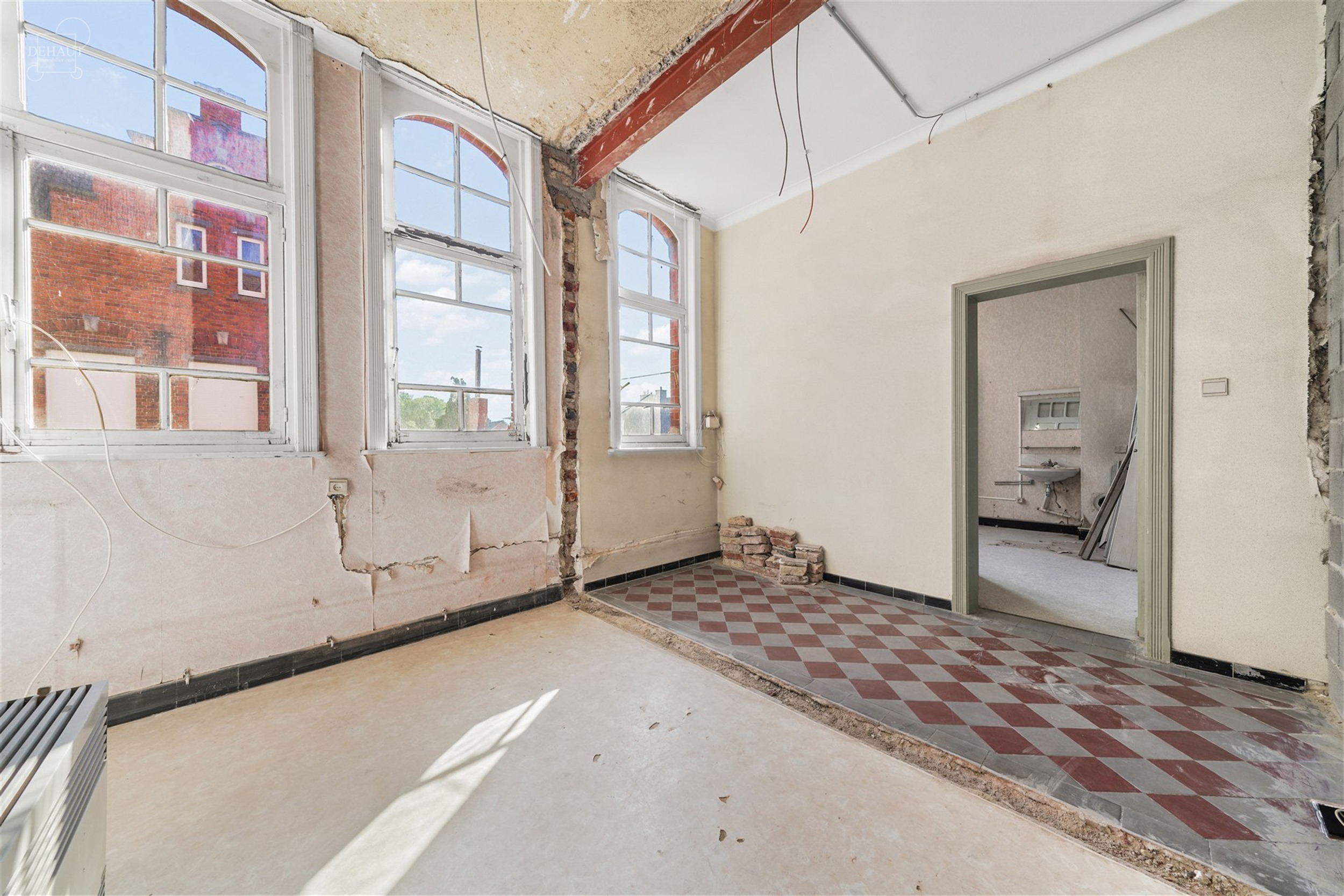 Groot gebouw dat momenteel gerenoveerd wordt voor maximaal 6 gîtes. Hal en trappenhuis ideaal voor het verdelen van accommodatie met betonnen structu...