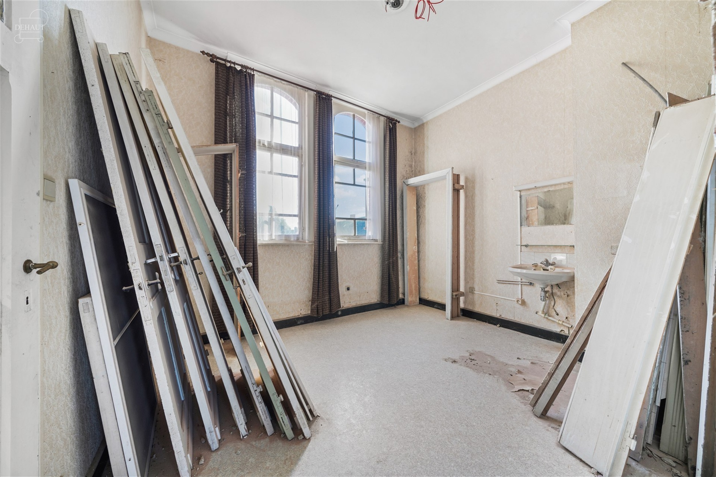 Groot gebouw dat momenteel gerenoveerd wordt voor maximaal 6 gîtes. Hal en trappenhuis ideaal voor het verdelen van accommodatie met betonnen structu...