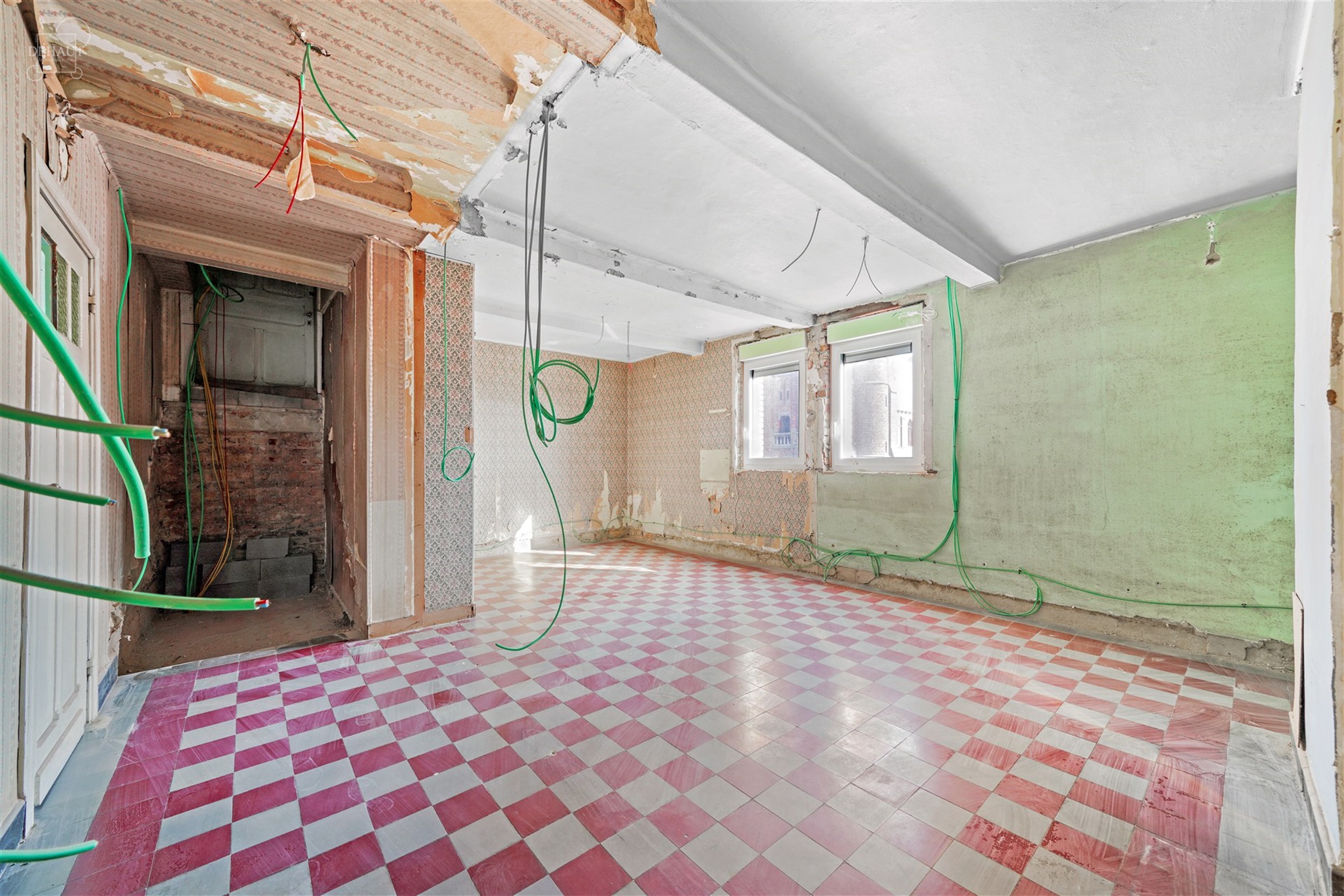 Groot gebouw dat momenteel gerenoveerd wordt voor maximaal 6 gîtes. Hal en trappenhuis ideaal voor het verdelen van accommodatie met betonnen structu...