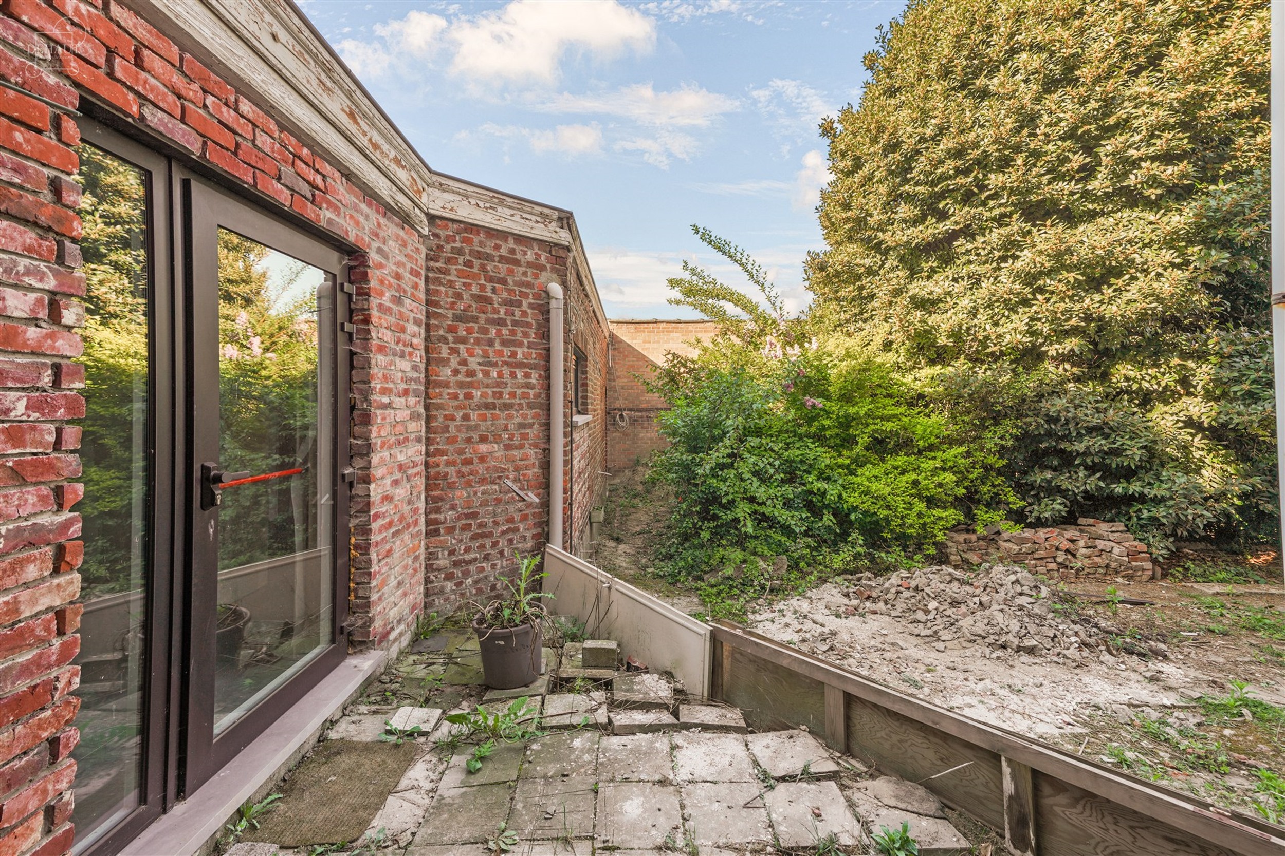 Groot gebouw dat momenteel gerenoveerd wordt voor maximaal 6 gîtes. Hal en trappenhuis ideaal voor het verdelen van accommodatie met betonnen structu...