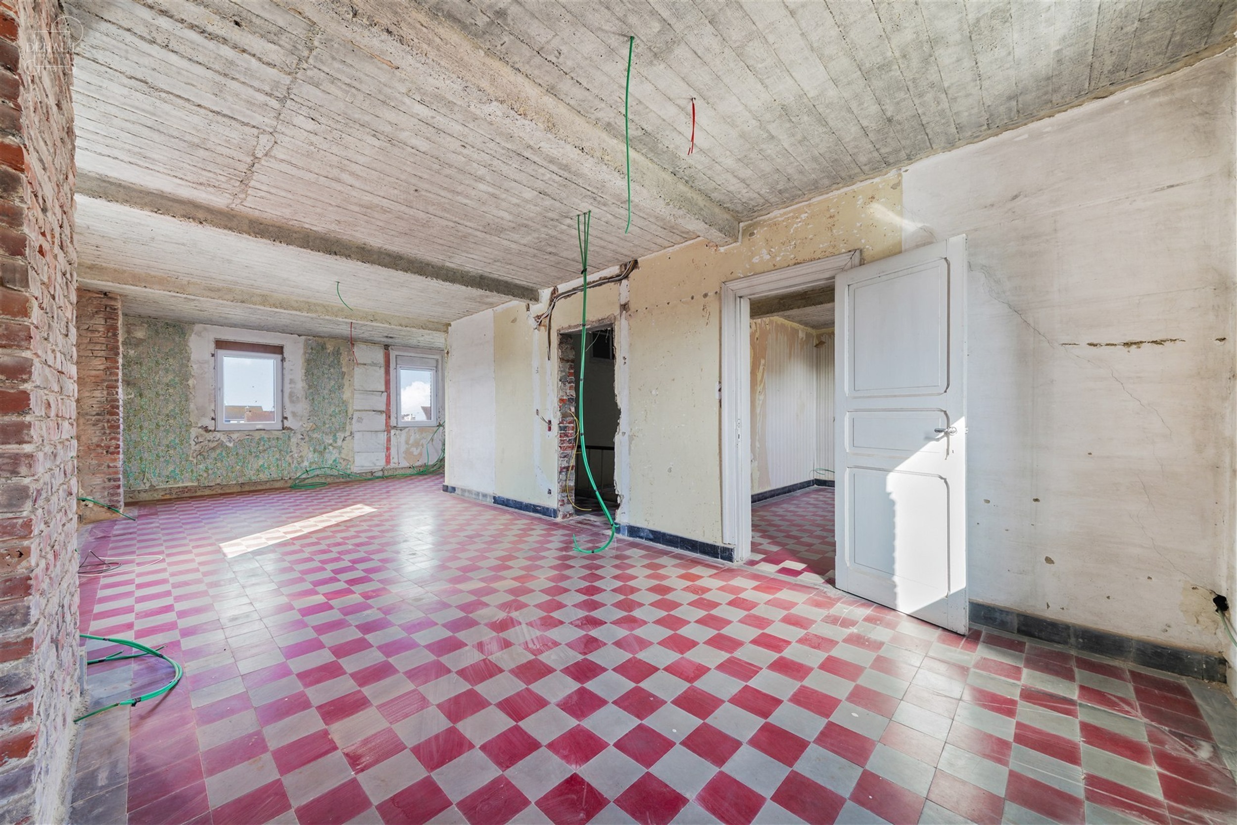 Groot gebouw dat momenteel gerenoveerd wordt voor maximaal 6 gîtes. Hal en trappenhuis ideaal voor het verdelen van accommodatie met betonnen structu...
