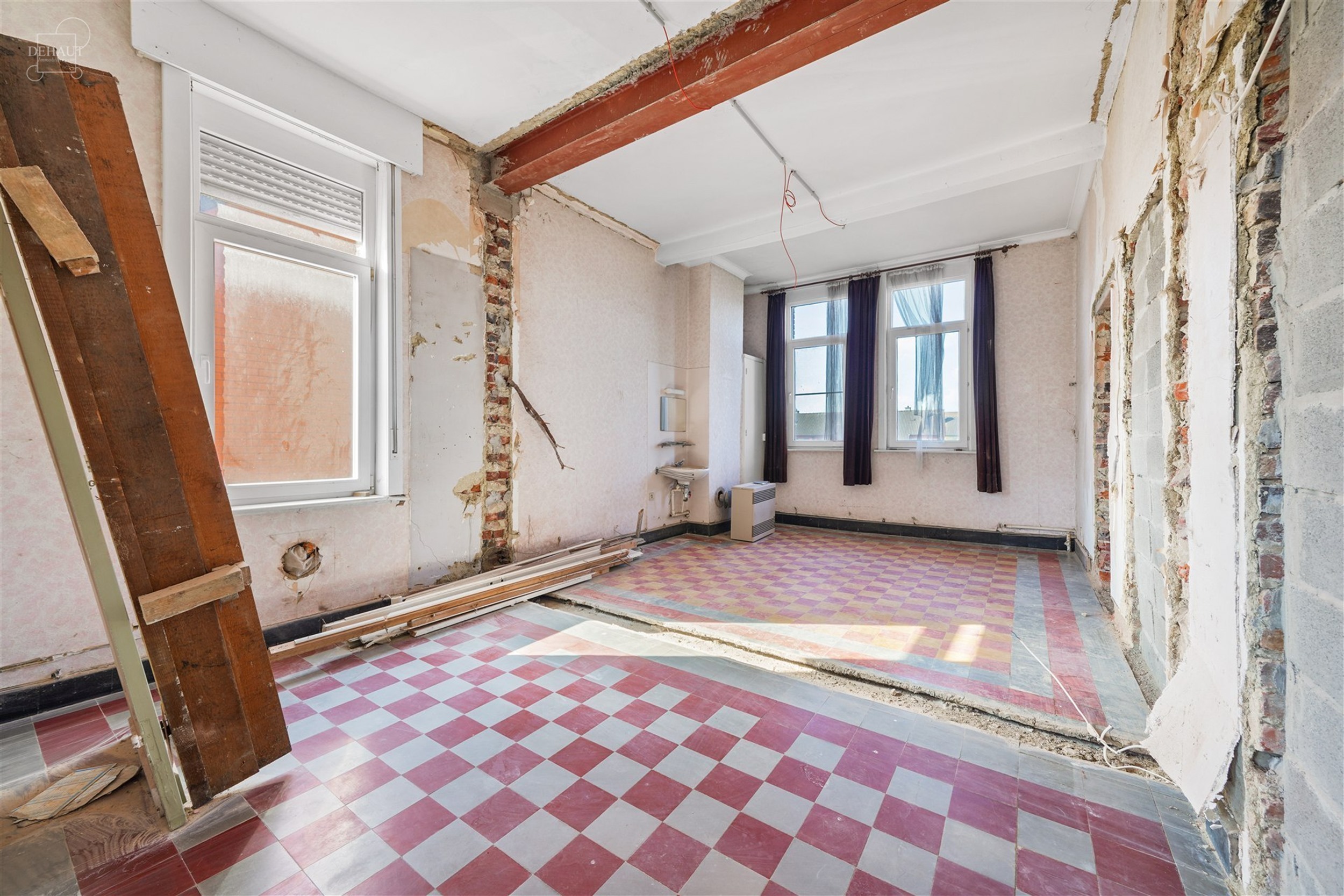 Groot gebouw dat momenteel gerenoveerd wordt voor maximaal 6 gîtes. Hal en trappenhuis ideaal voor het verdelen van accommodatie met betonnen structu...