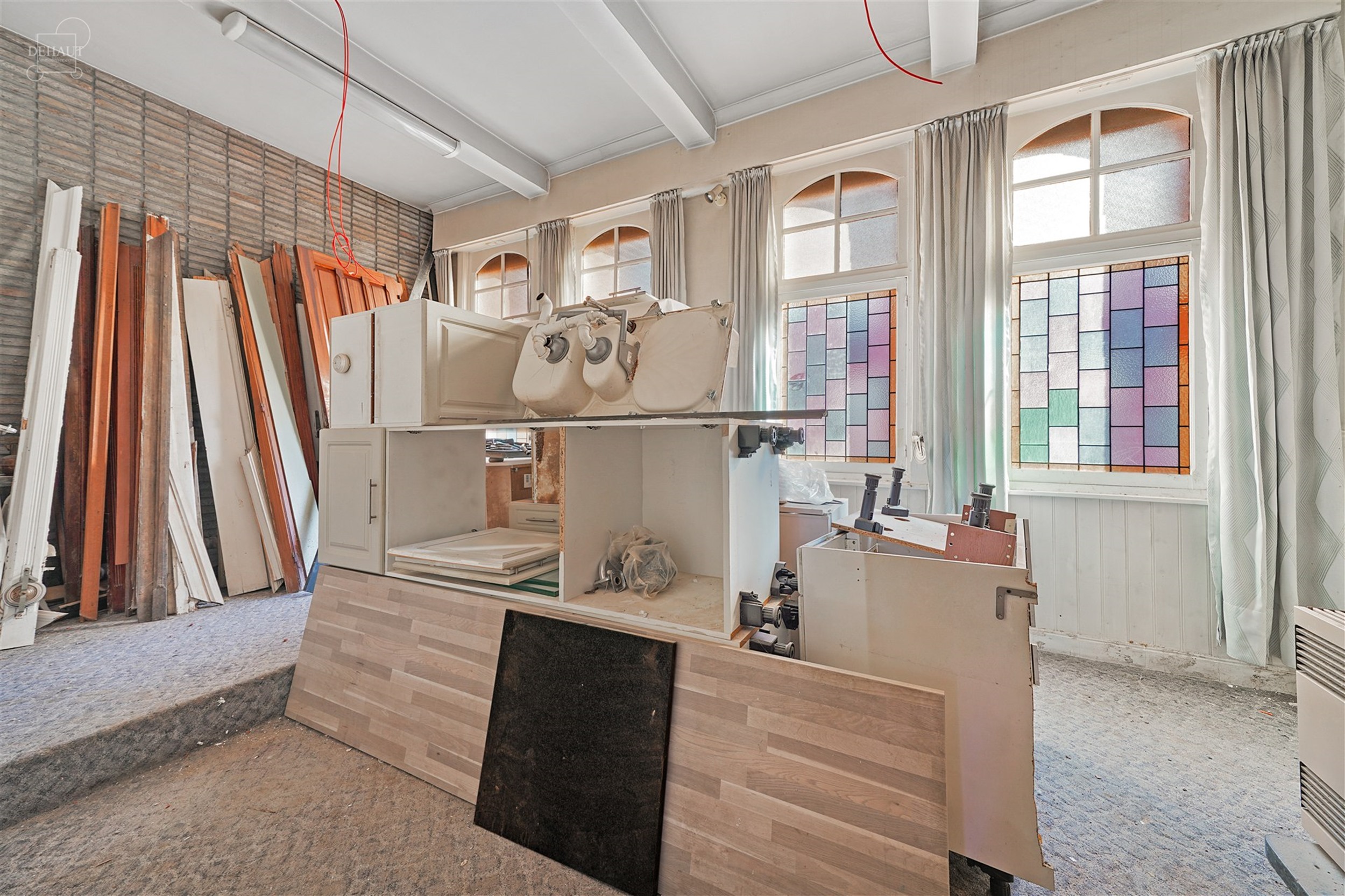 Groot gebouw dat momenteel gerenoveerd wordt voor maximaal 6 gîtes. Hal en trappenhuis ideaal voor het verdelen van accommodatie met betonnen structu...
