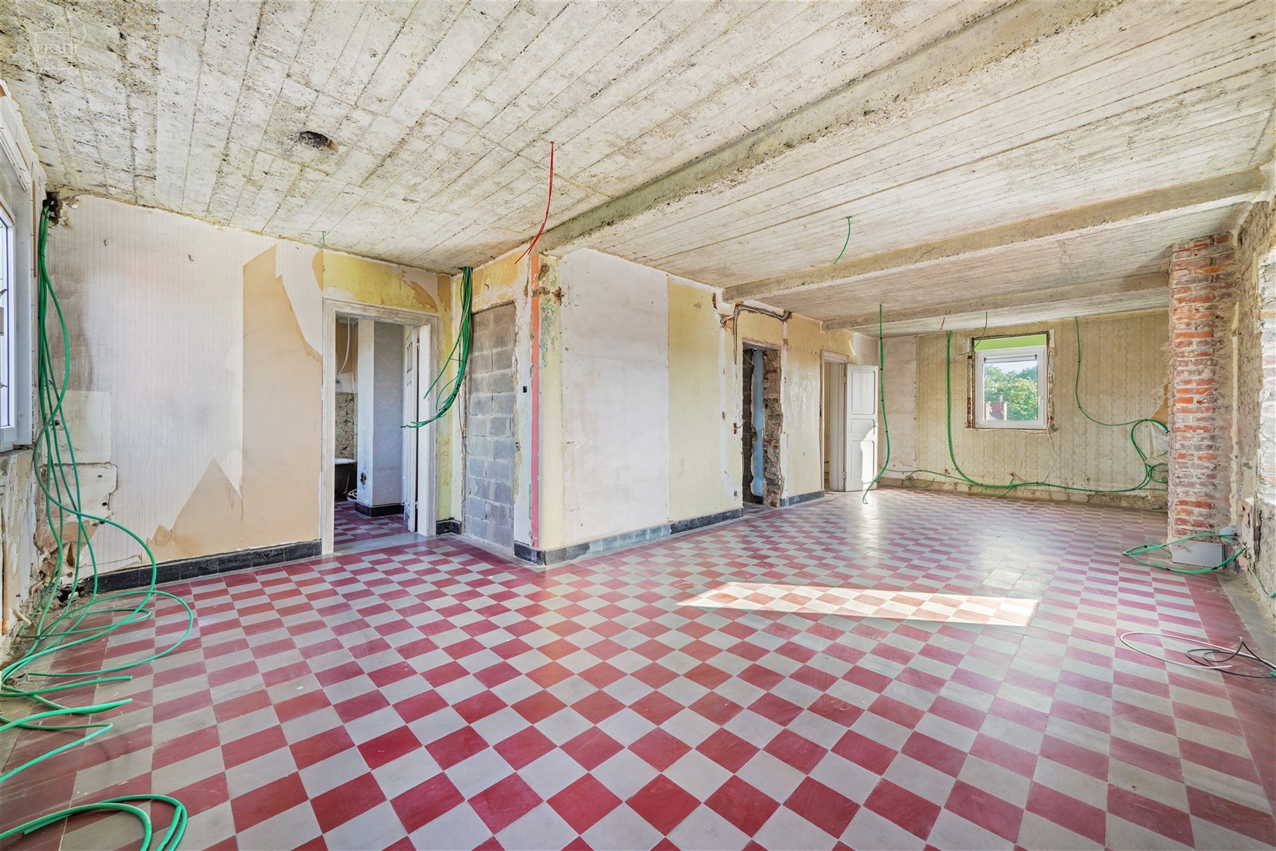 Groot gebouw dat momenteel gerenoveerd wordt voor maximaal 6 gîtes. Hal en trappenhuis ideaal voor het verdelen van accommodatie met betonnen structu...