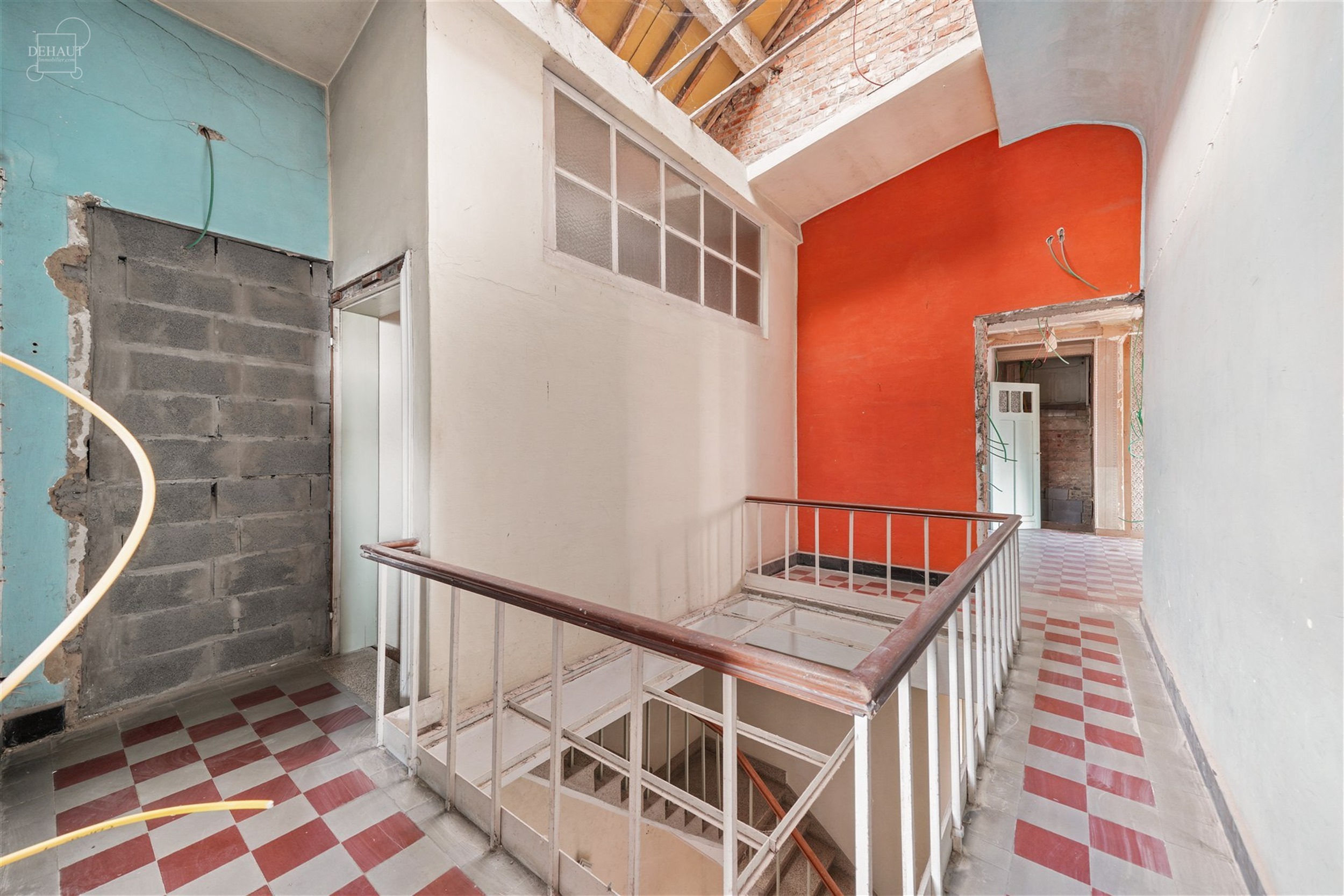 Groot gebouw dat momenteel gerenoveerd wordt voor maximaal 6 gîtes. Hal en trappenhuis ideaal voor het verdelen van accommodatie met betonnen structu...
