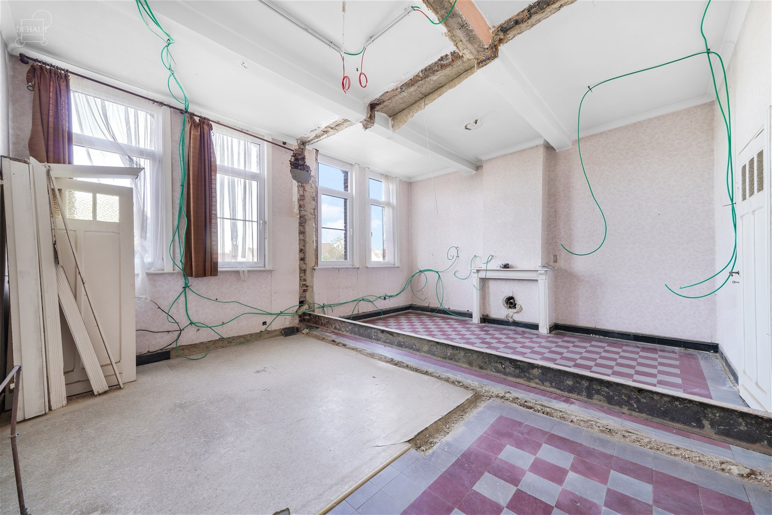 Groot gebouw dat momenteel gerenoveerd wordt voor maximaal 6 gîtes. Hal en trappenhuis ideaal voor het verdelen van accommodatie met betonnen structu...