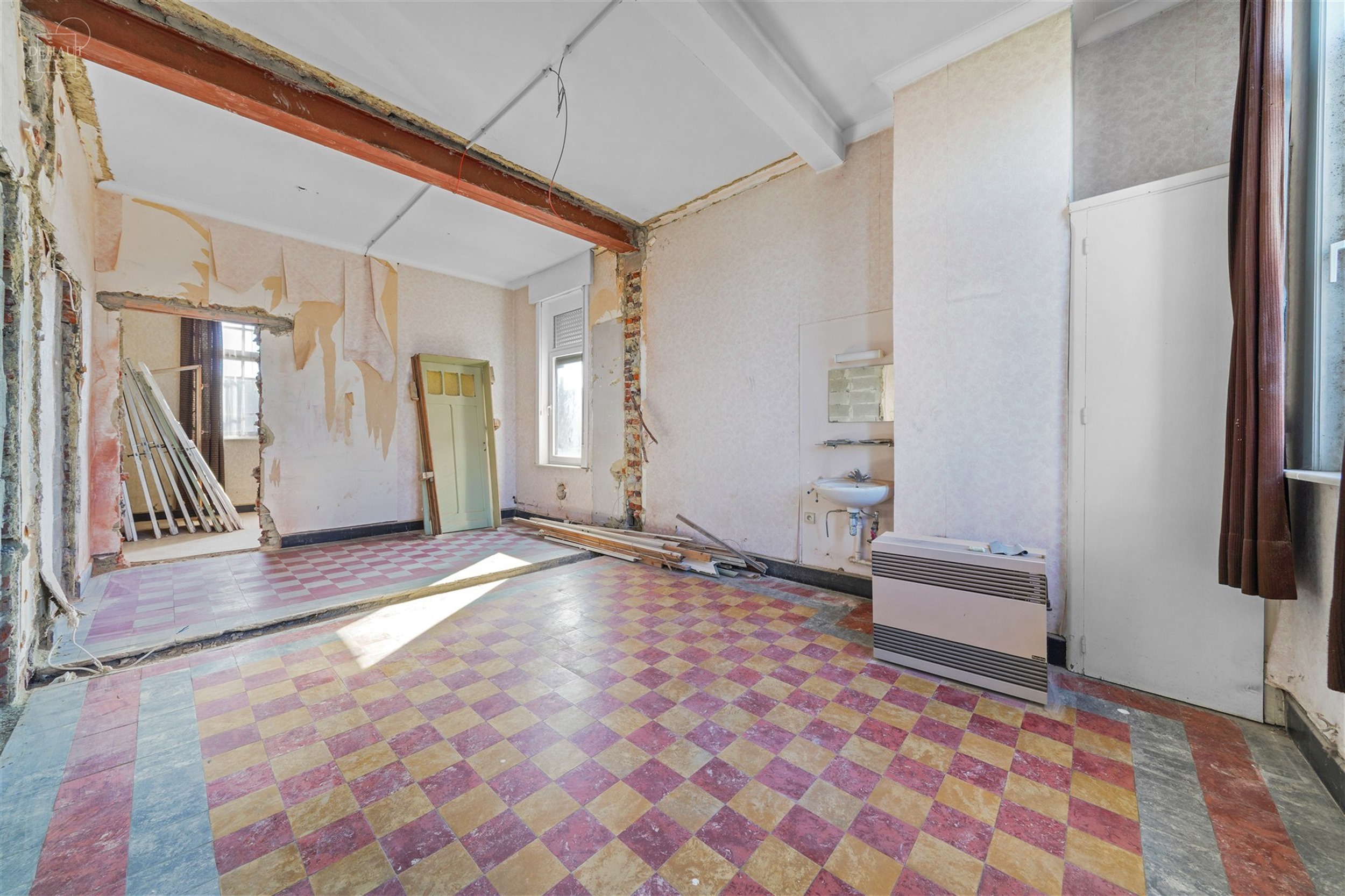 Groot gebouw dat momenteel gerenoveerd wordt voor maximaal 6 gîtes. Hal en trappenhuis ideaal voor het verdelen van accommodatie met betonnen structu...