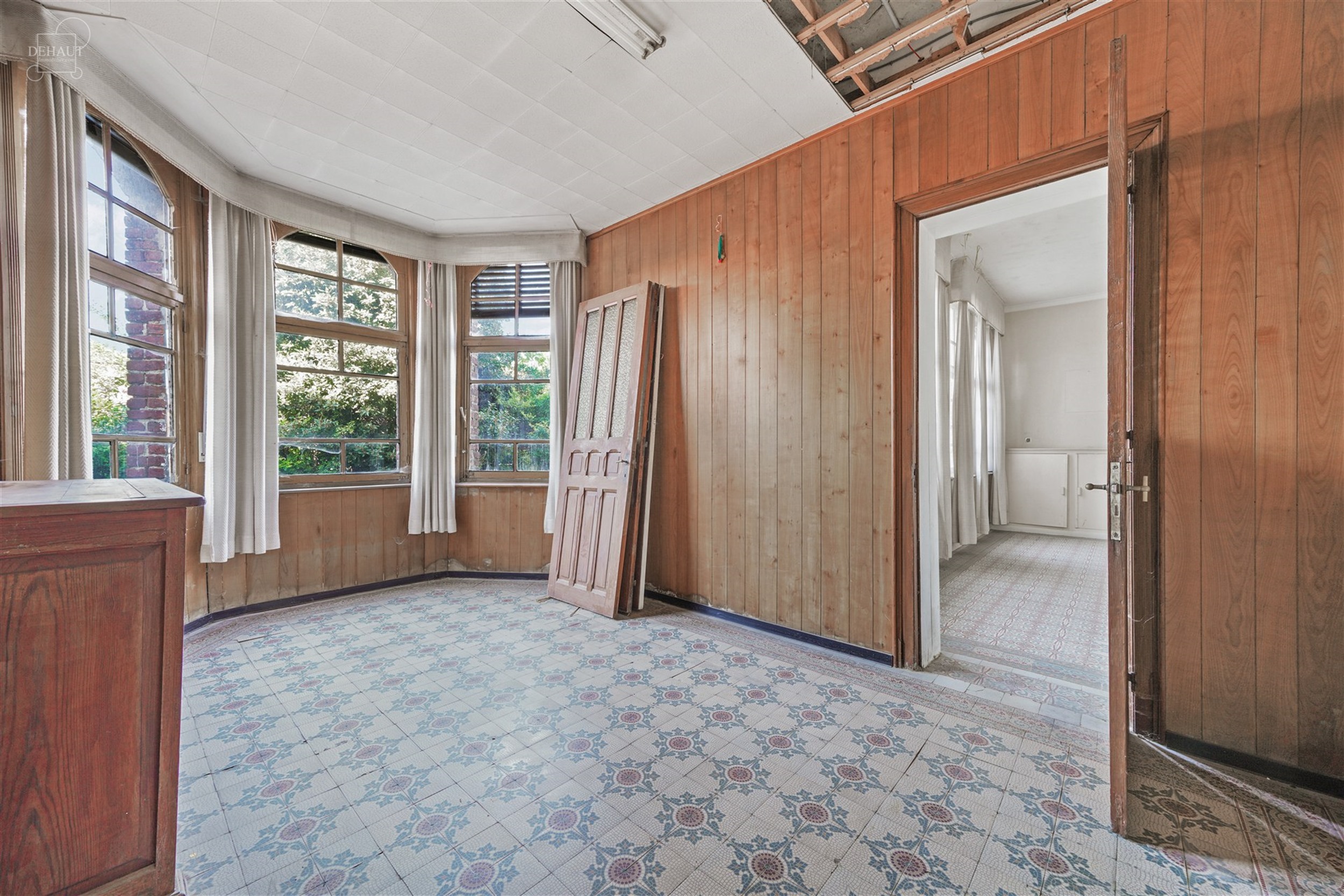 Groot gebouw dat momenteel gerenoveerd wordt voor maximaal 6 gîtes. Hal en trappenhuis ideaal voor het verdelen van accommodatie met betonnen structu...