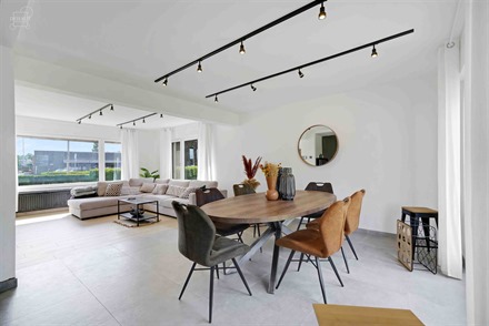 Zeer aantrekkelijke, bijna vrijstaande bungalow op een perceel van ca. 900 m².
Bestaande uit een ruime hal die leidt naar een lichte woonkamer, inge...