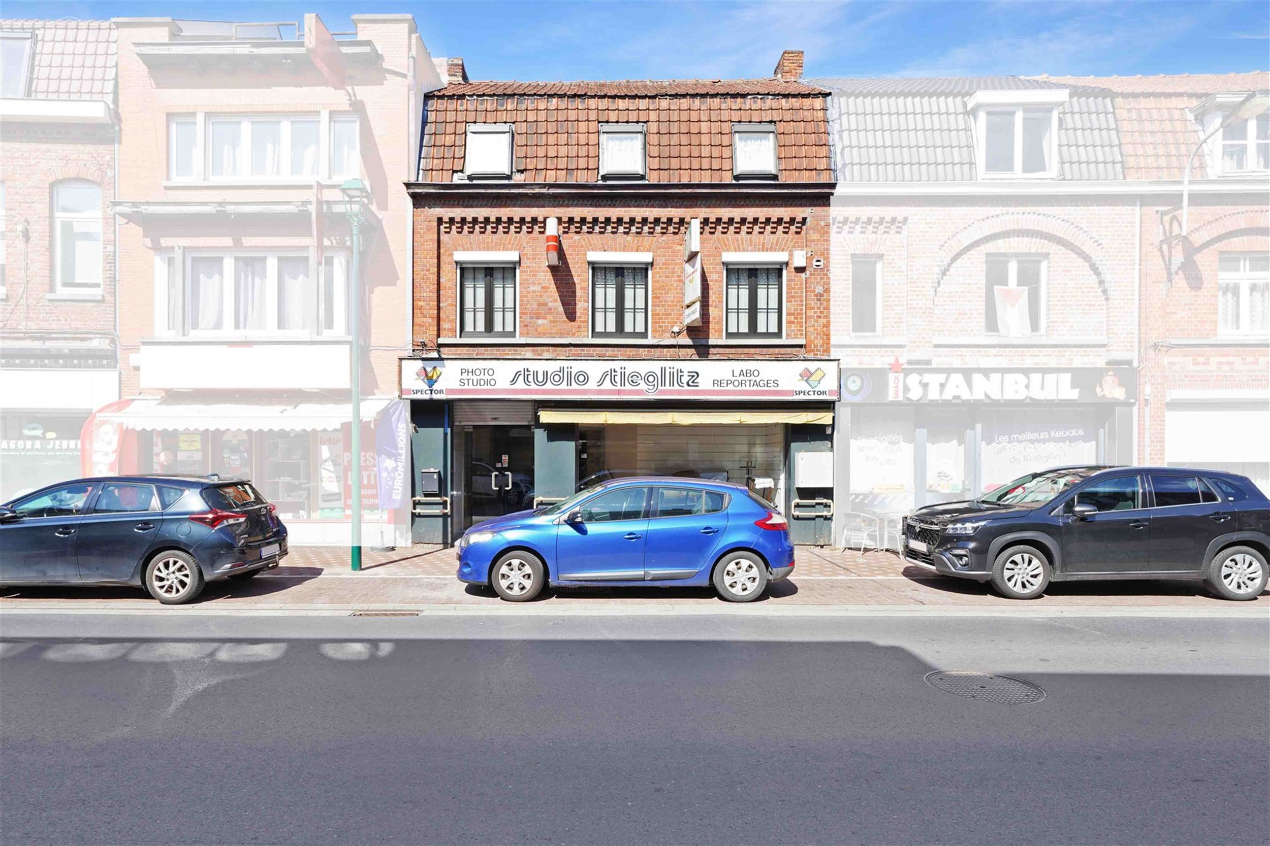 Groot commercieel pand gelegen in het centrum van de stad, vlakbij de Franse grens.
De begane grond bestaat uit een hal die leidt naar een grote wink...