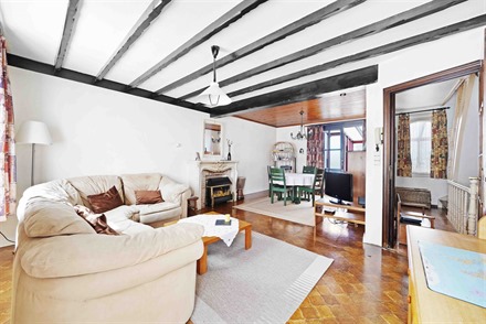 Groot commercieel pand gelegen in het centrum van de stad, vlakbij de Franse grens.
De begane grond bestaat uit een hal die leidt naar een grote wink...