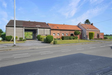 Charmant corps de ferme à rénover avec grand hangar d'env. 193m² et divers bâtiments annexes aménageables offrant plusieurs options d'aménagemen...