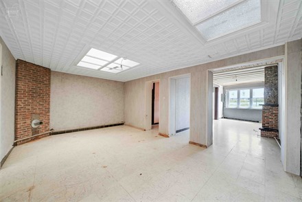 Groot dorpshuis dat gerenoveerd moet worden, dicht bij het stadscentrum en scholen.
De begane grond bestaat uit een hal, een woonkamer van ongeveer 5...