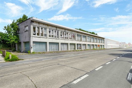 Ancien commerce à réinventer avec large surface au rez-de-chaussée et plateau brut + ancienne habitation à rénover à l’étage. Les beaux volum...