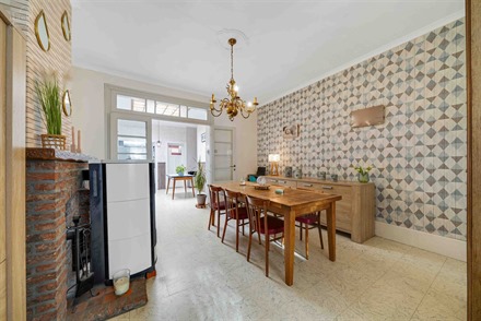 Jolie maison mitoyenne située dans une rue calme et hors zone bleue à proximité du centre-ville. Comprend un spacieux séjour, une cuisine équipé...