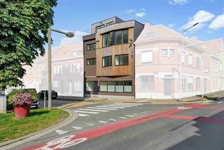 Eigentijds gebouw met 2 duplexappartementen gerenoveerd in 2020, inclusief een dakterras met een adembenemend uitzicht op de kade en de Leie!
Elke wo...