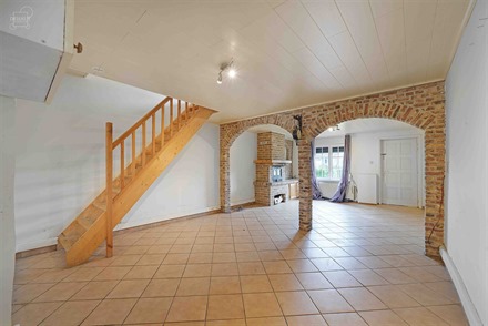 Te renoveren dorpswoning, op een steenworp afstand van de Franse grens. Dit huis ligt te midden van velden en heeft twee onafhankelijke ingangen.
Het...